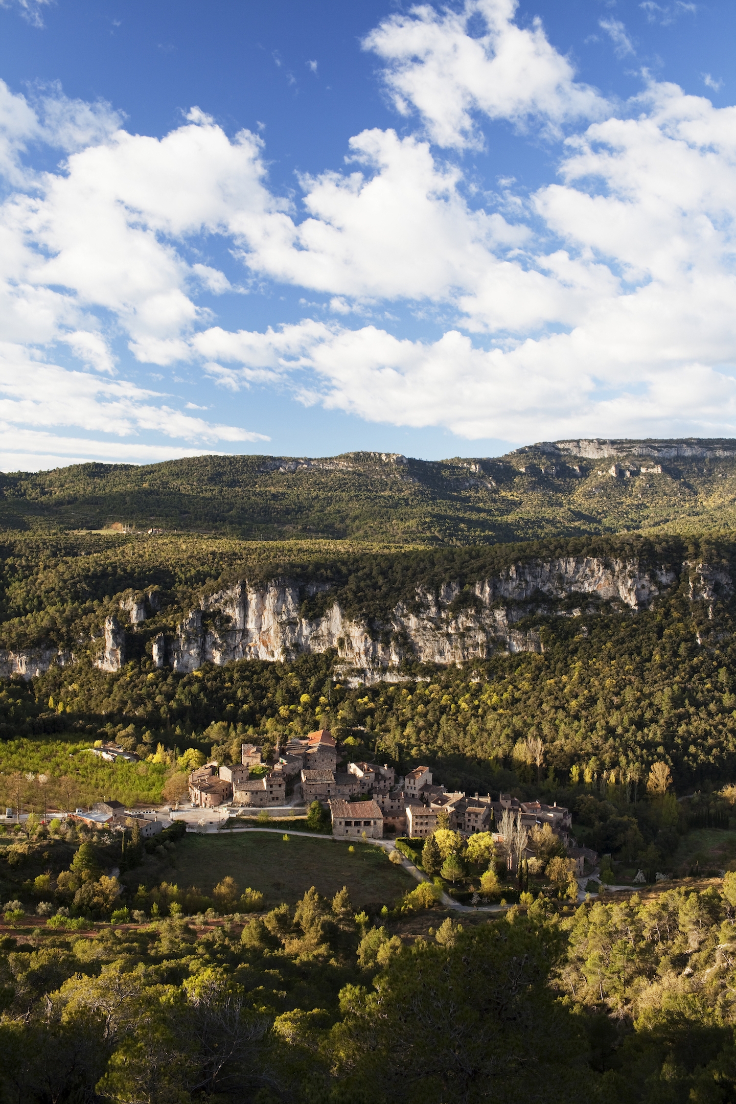 El nucli de Farena descansa en un coster, a l’esquerra del Brugent, envoltat pels boscos i les muntanyes de Prades
