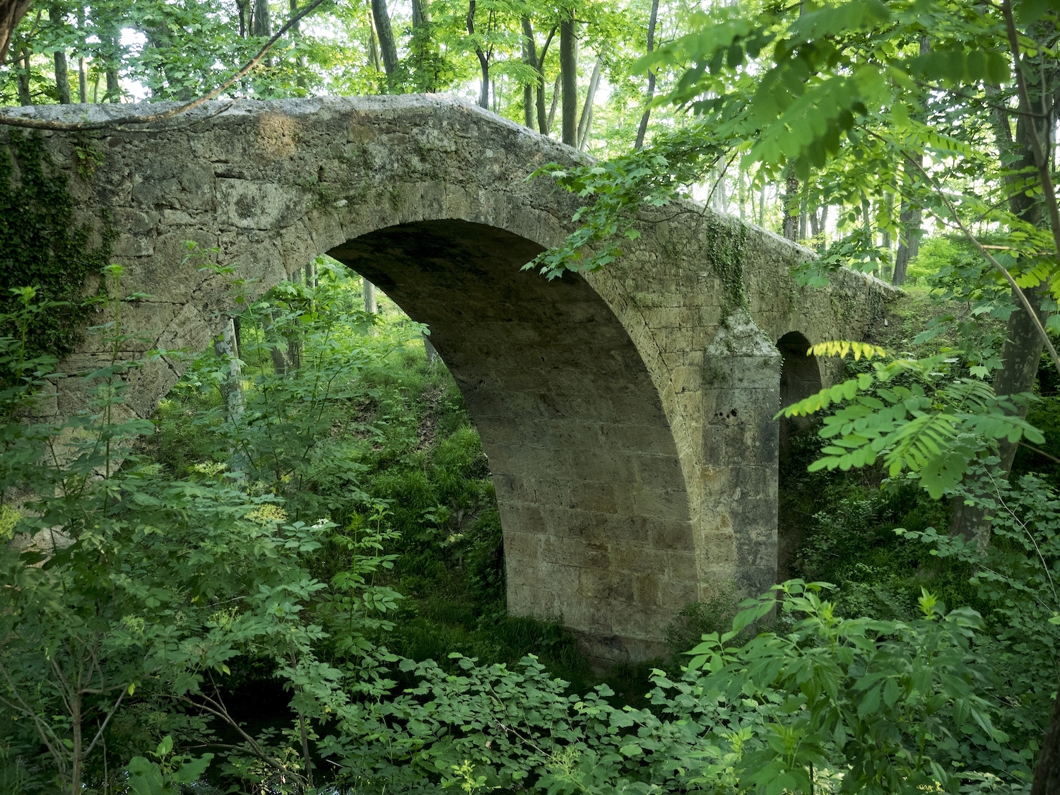 El pont de Can Prat és romànic, i s’aixeca sobre el Ser amb el seus carreus grossos i ben escairats El pont de Can Prat és romànic, i s’aixeca sobre el Ser amb el seus carreus grossos i ben escairats