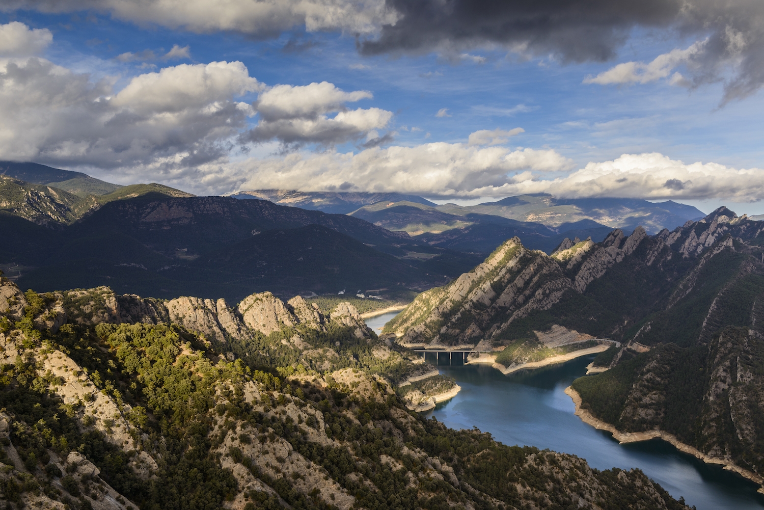 La vista del pantà de la Llosa del Cavall des del santuari de Lord és impressionant