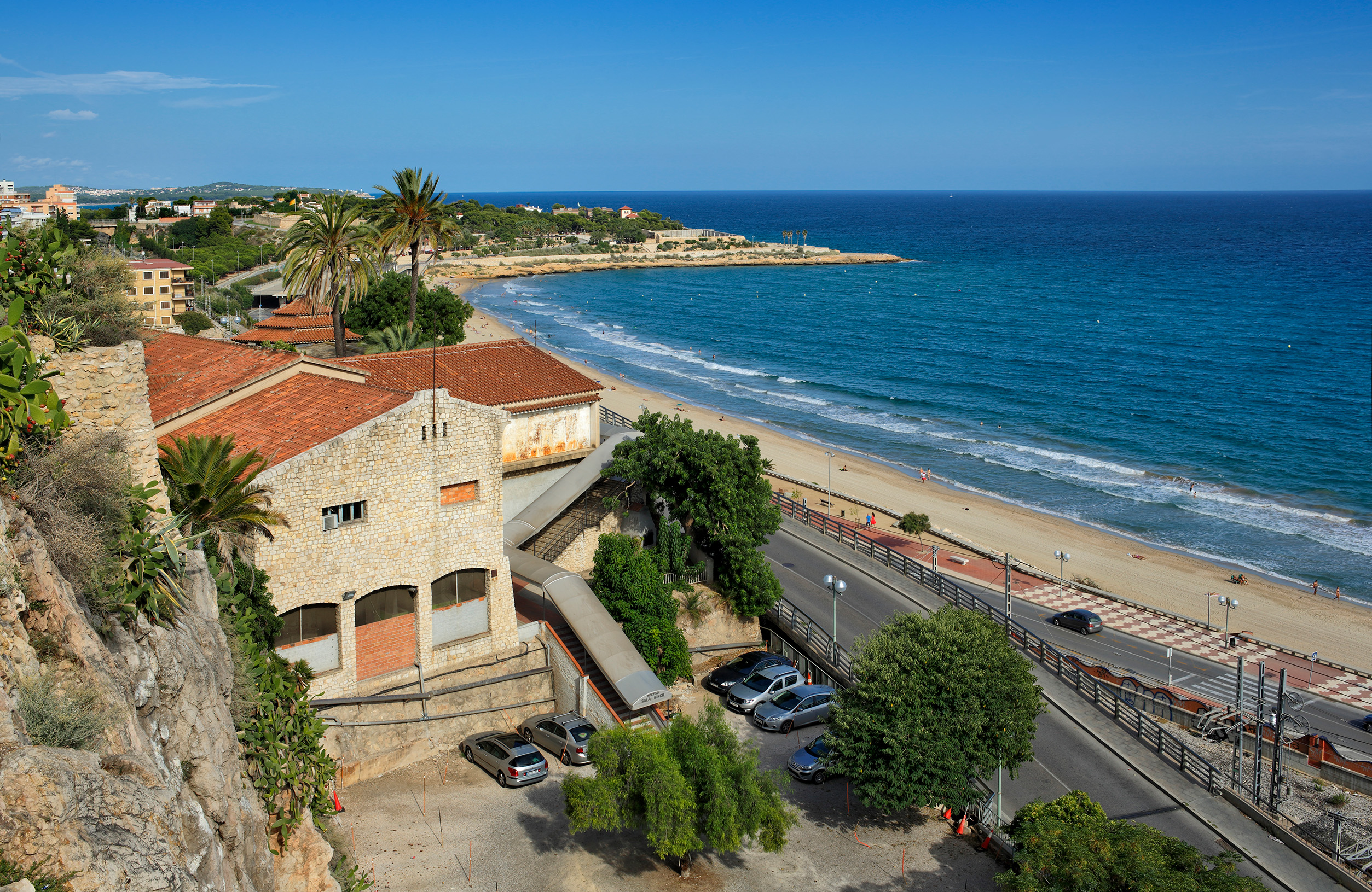 Tarragona va ser durant segles una plaça forta rodejada de fortins i muralles. Aquesta és la vista que hi ha de la platja del Miracle des del Balcó del Mediterrani Tarragona va ser durant segles una plaça forta rodejada de fortins i muralles. Aquesta és la vista que hi ha de la platja del Miracle des del Balcó del Mediterrani