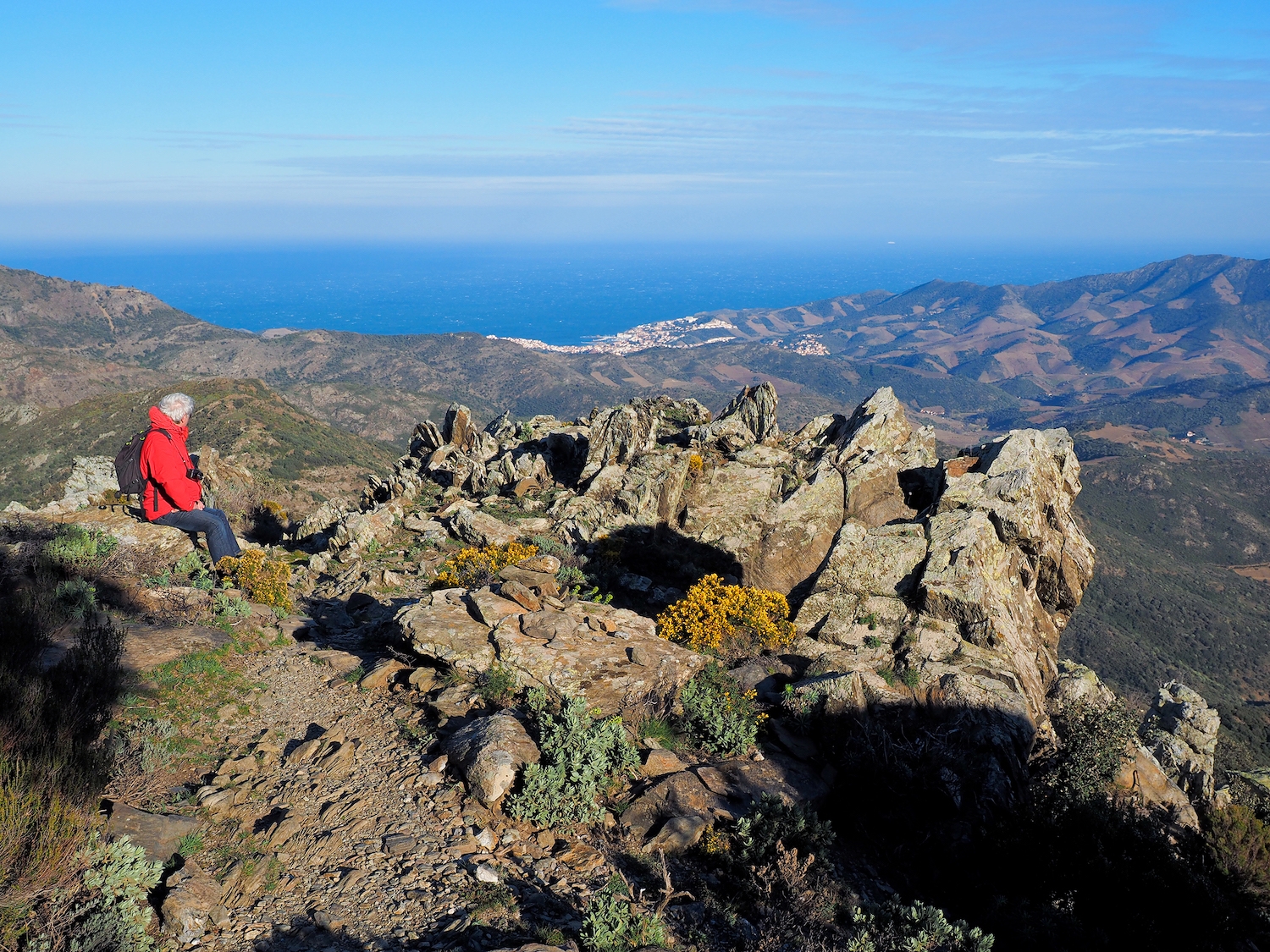 Des del serrat de Castell Serradillo hi ha una vista magnífica del litoral, amb Banyuls als peus