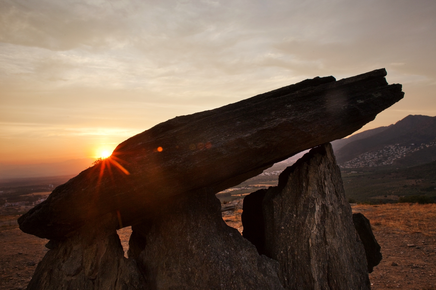 Al turó del Cap de l’Home, a pocs metres d’un vessant pronunciat que mira cap a Roses, s’aixeca el dolmen del mateix nom, un sepulcre megalític format per grans lloses de granit Al turó del Cap de l’Home, a pocs metres d’un vessant pronunciat que mira cap a Roses, s’aixeca el dolmen del mateix nom, un sepulcre megalític format per grans lloses de granit