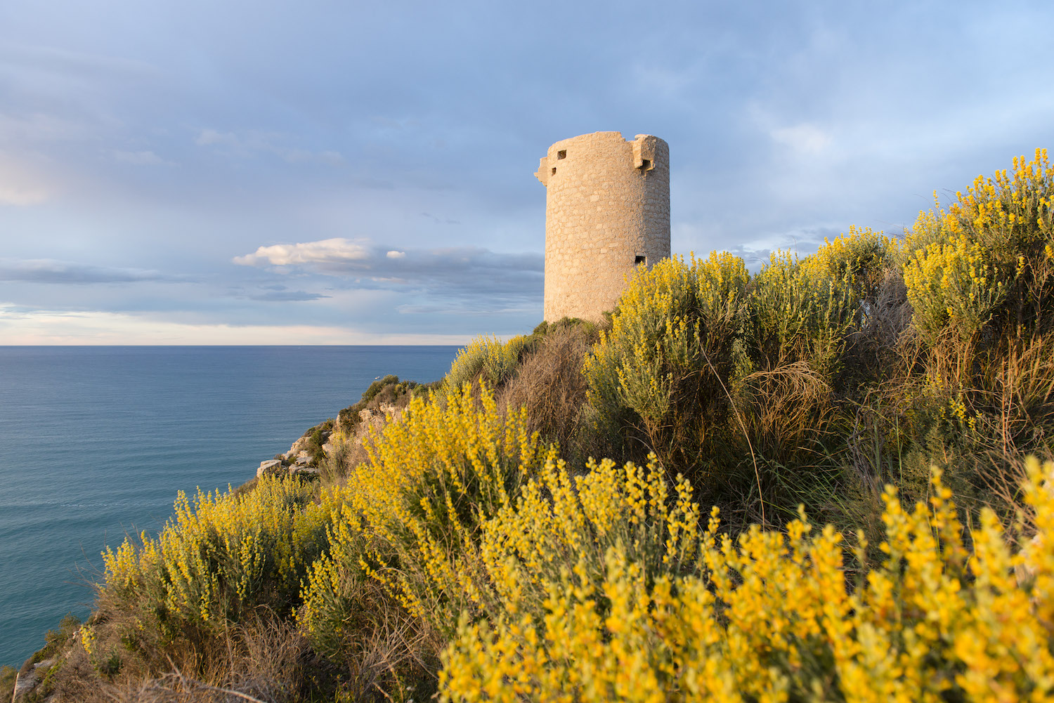 La torre Badum vigila la costa de la serra d’Irta des d’un penya-segat de vora 100 m