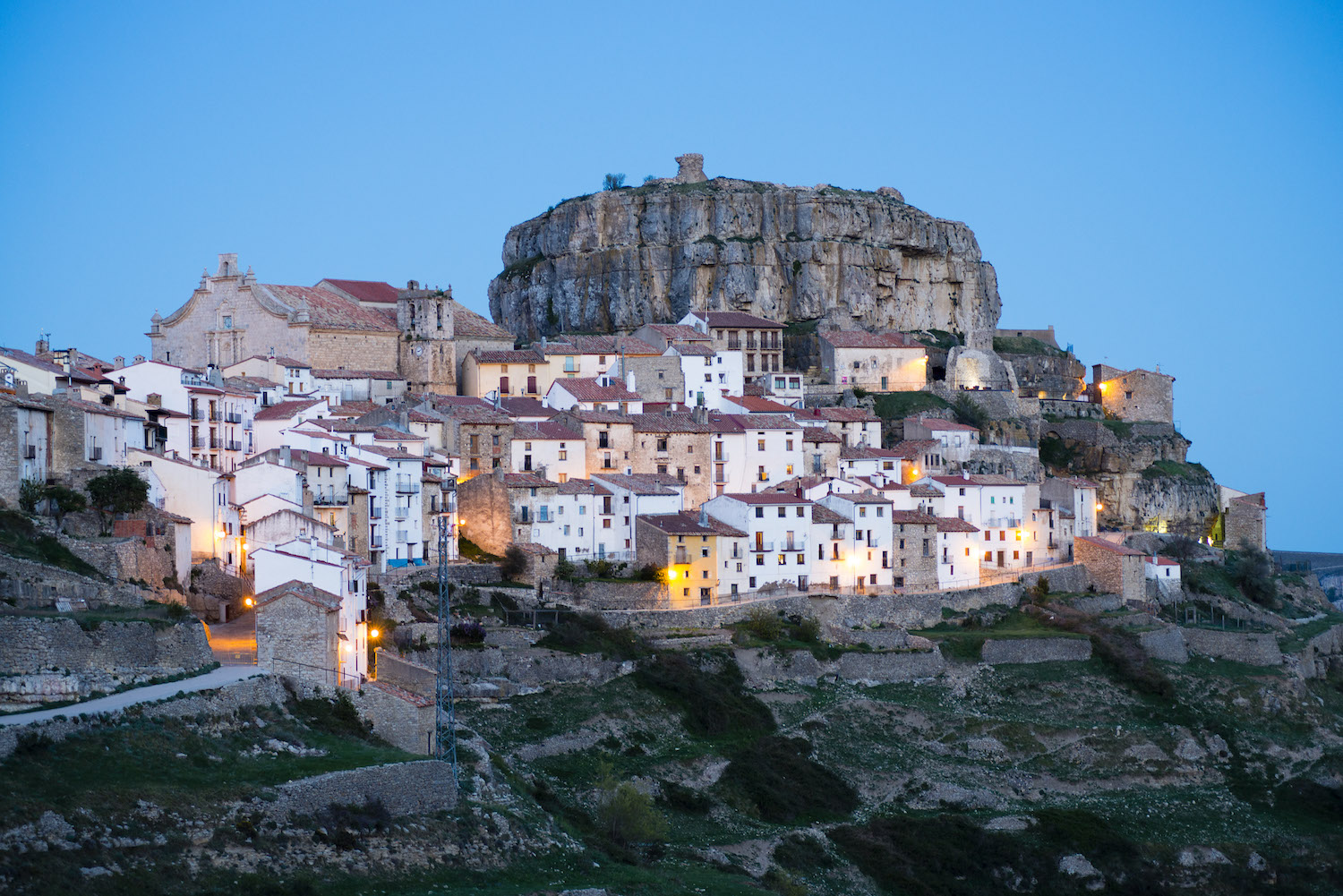 Ares del Maestrat creix al peu de la mola del mateix nom. Amb 1.321 m d’altitud, és la més destacada de les moles del terme, i el seu cim s’aprofita per al pasturatge.