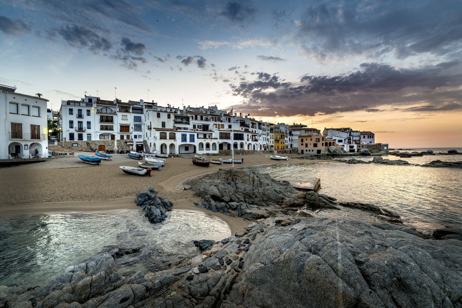 La família de Pla passava els estius a Calella de Palafrugell i en els seus escrits anomena sovint les voltes del Port Bo