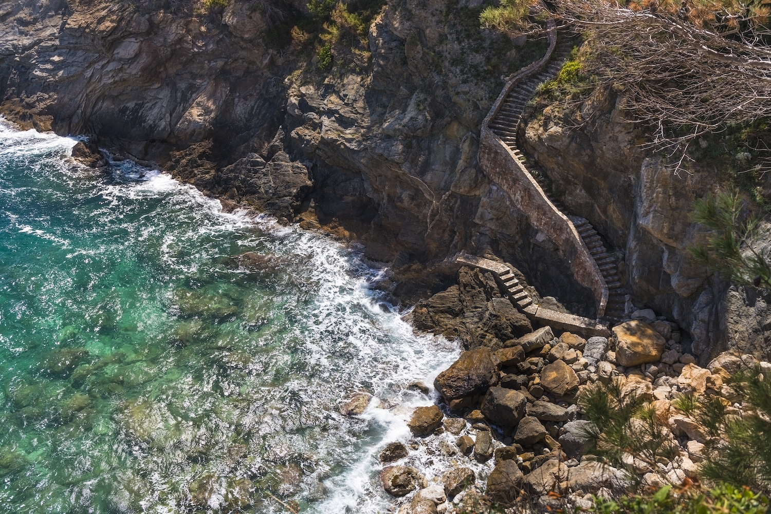 El camí de ronda entre sa Tuna i Aiguafreda voreja una costa escarpada i rocosa que se supera amb nombroses escales