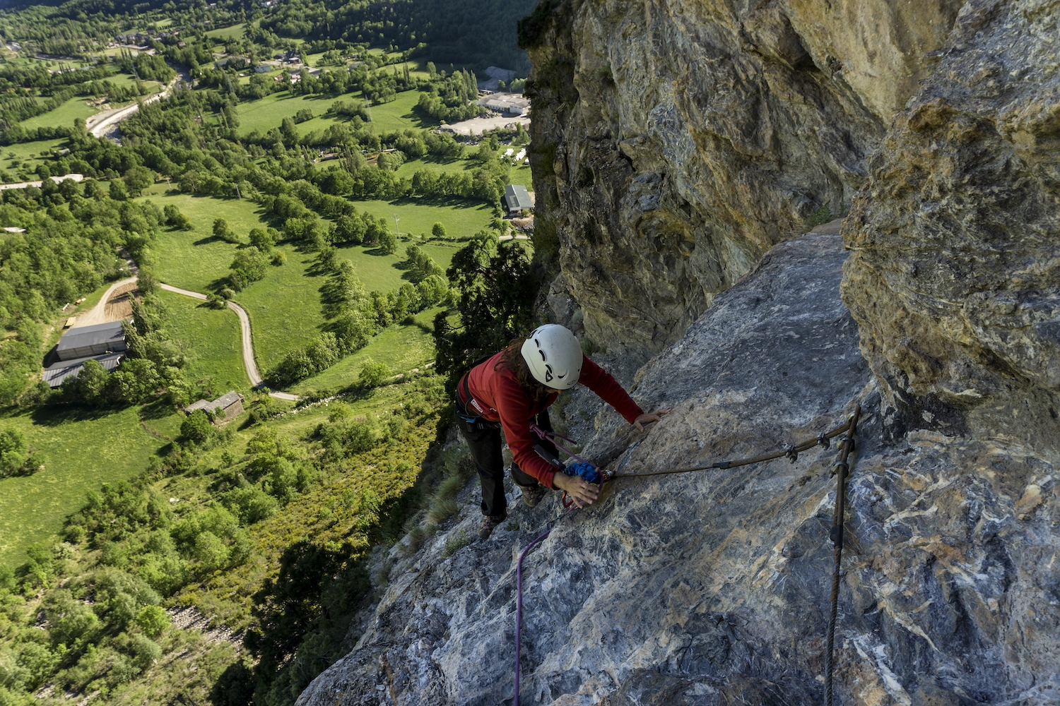 Mentre pugem amunt per la via ferrada del Castillasso, a Sessué, la vall de Benasc ens queda als nostres peus