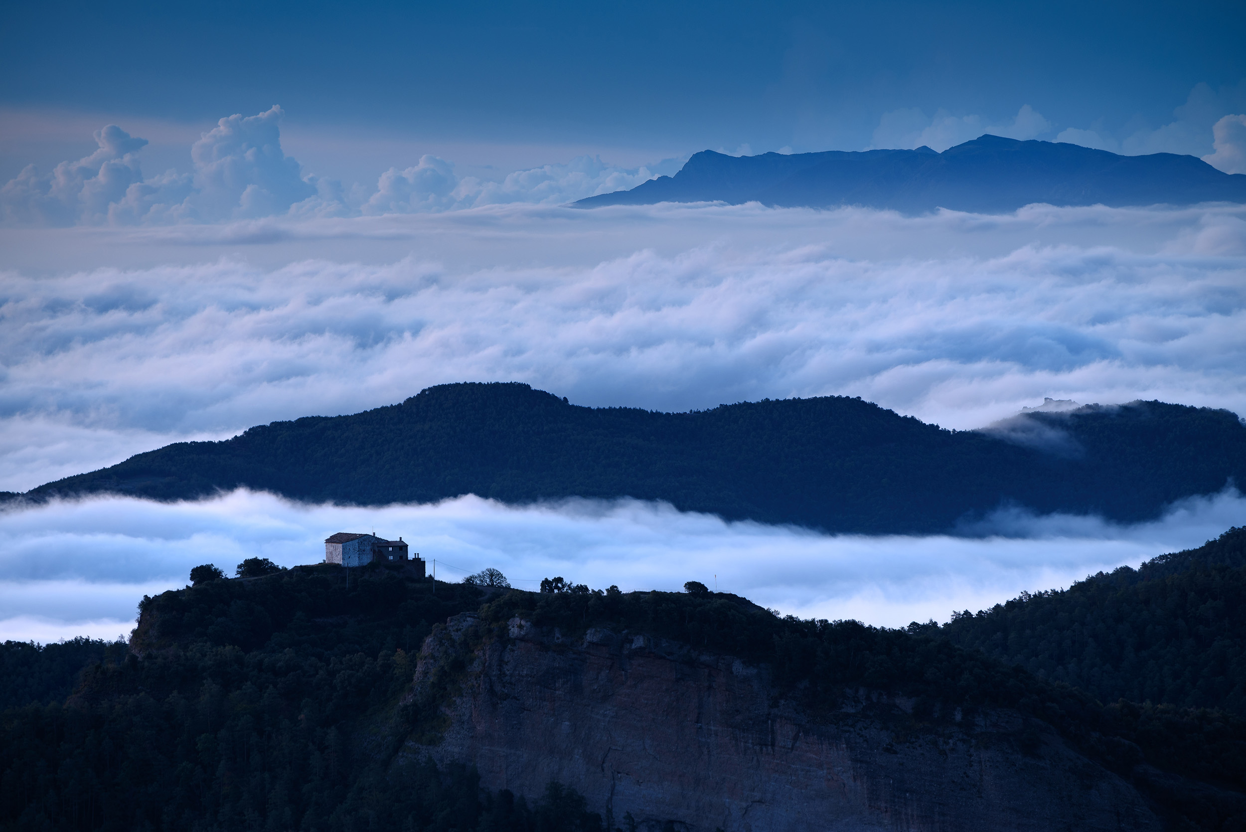 El santuari de la Quar és en un excel·lent mirador que domina tota la vall de Merlès, la comarca del Berguedà i el Pirineu