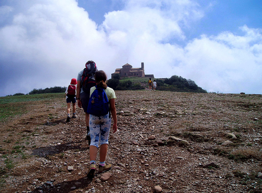 Caminant per Sant Llorenç del Munt. Caminant per Sant Llorenç del Munt.