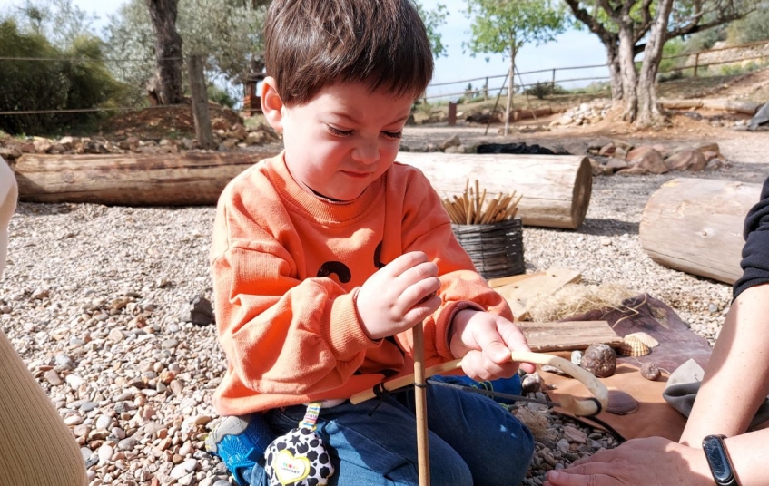 En Roc intenta fer foc com ho feien els prehistòrics a Sant Llorenç de Montgai En Roc intenta fer foc com ho feien els prehistòrics a Sant Llorenç de Montgai