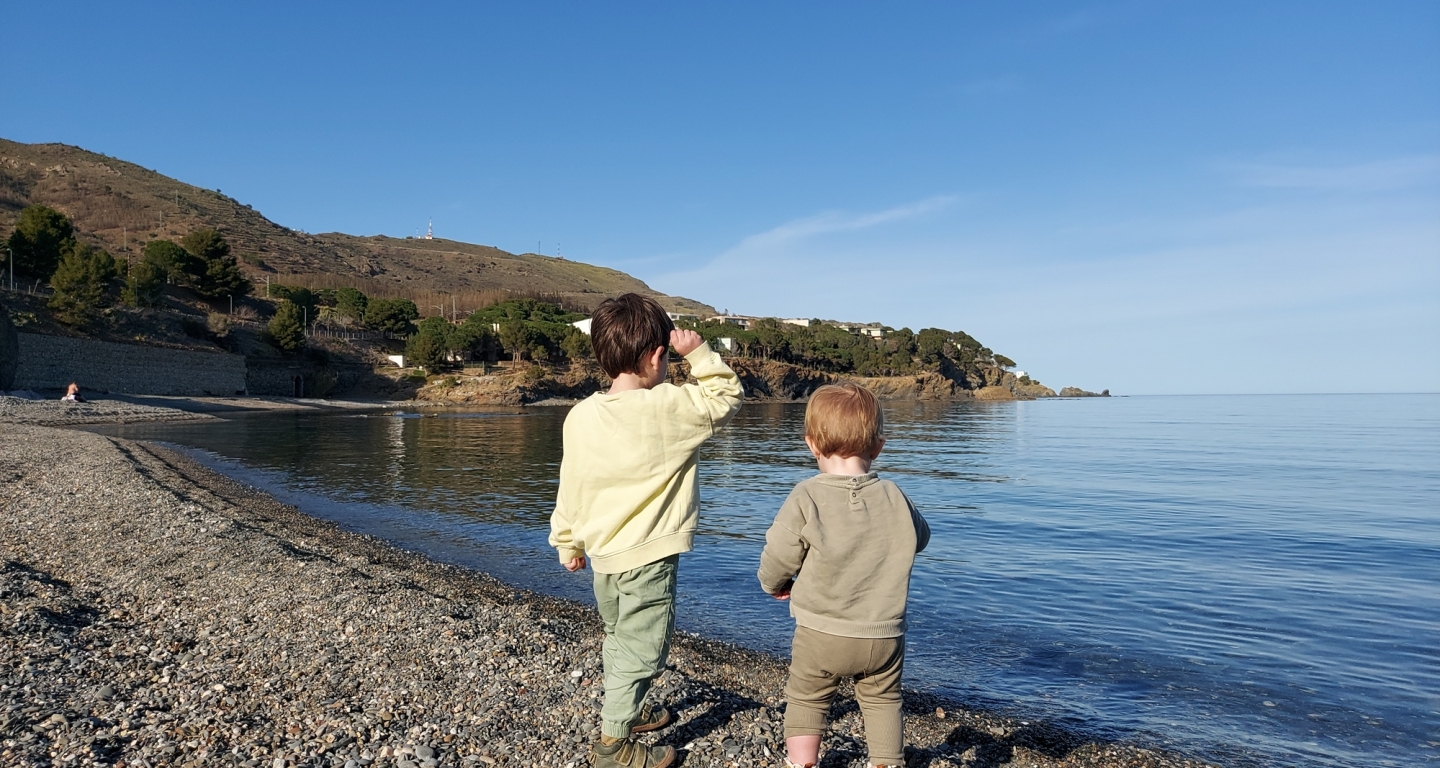 En Roc i la Tanit jugant a la platja de Colera En Roc i la Tanit jugant a la platja de Colera