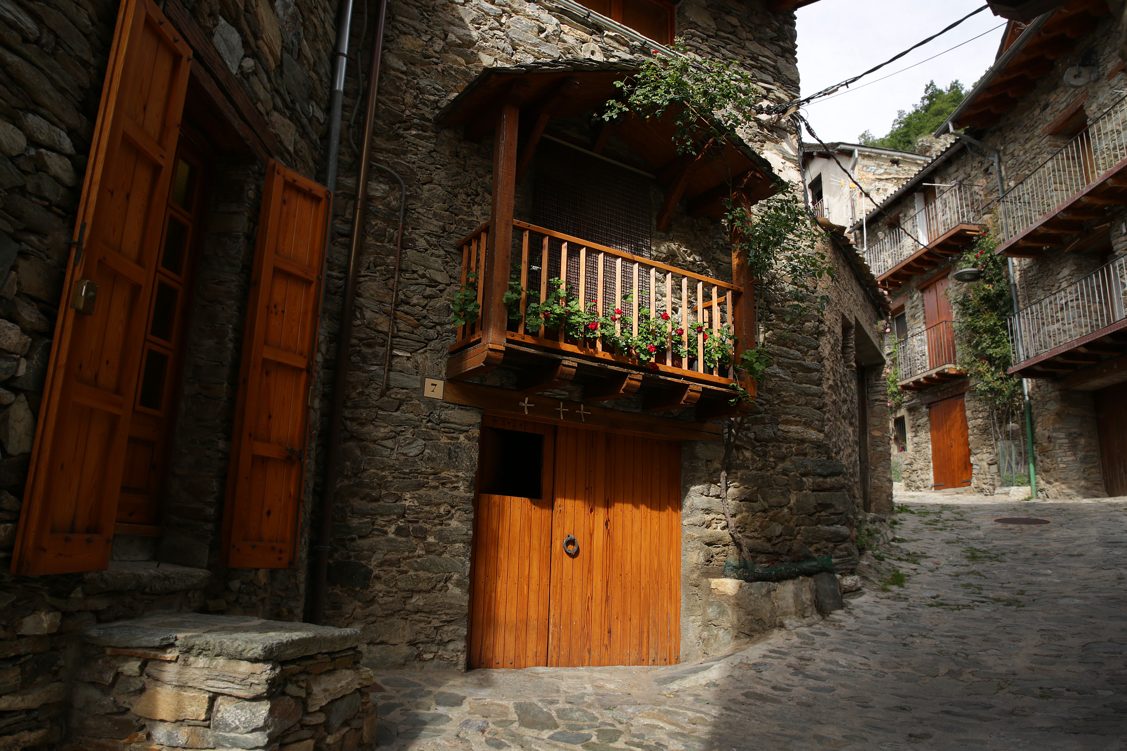 El poble de Queralbs es troba a 1.236 m d'altitud, en un replà del vessant dret del Freser