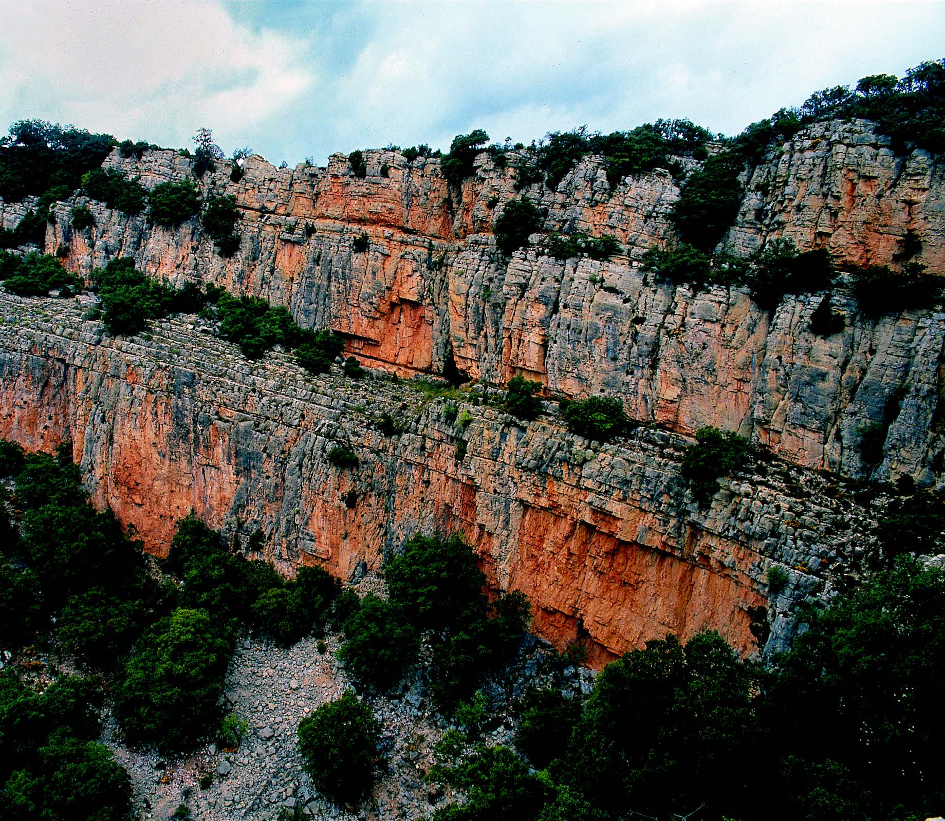 A la faixa hi entrarem per l’extrem que surt a la foto. La continuació solca la roca el Pam i es veu bé des del corral de Damian.