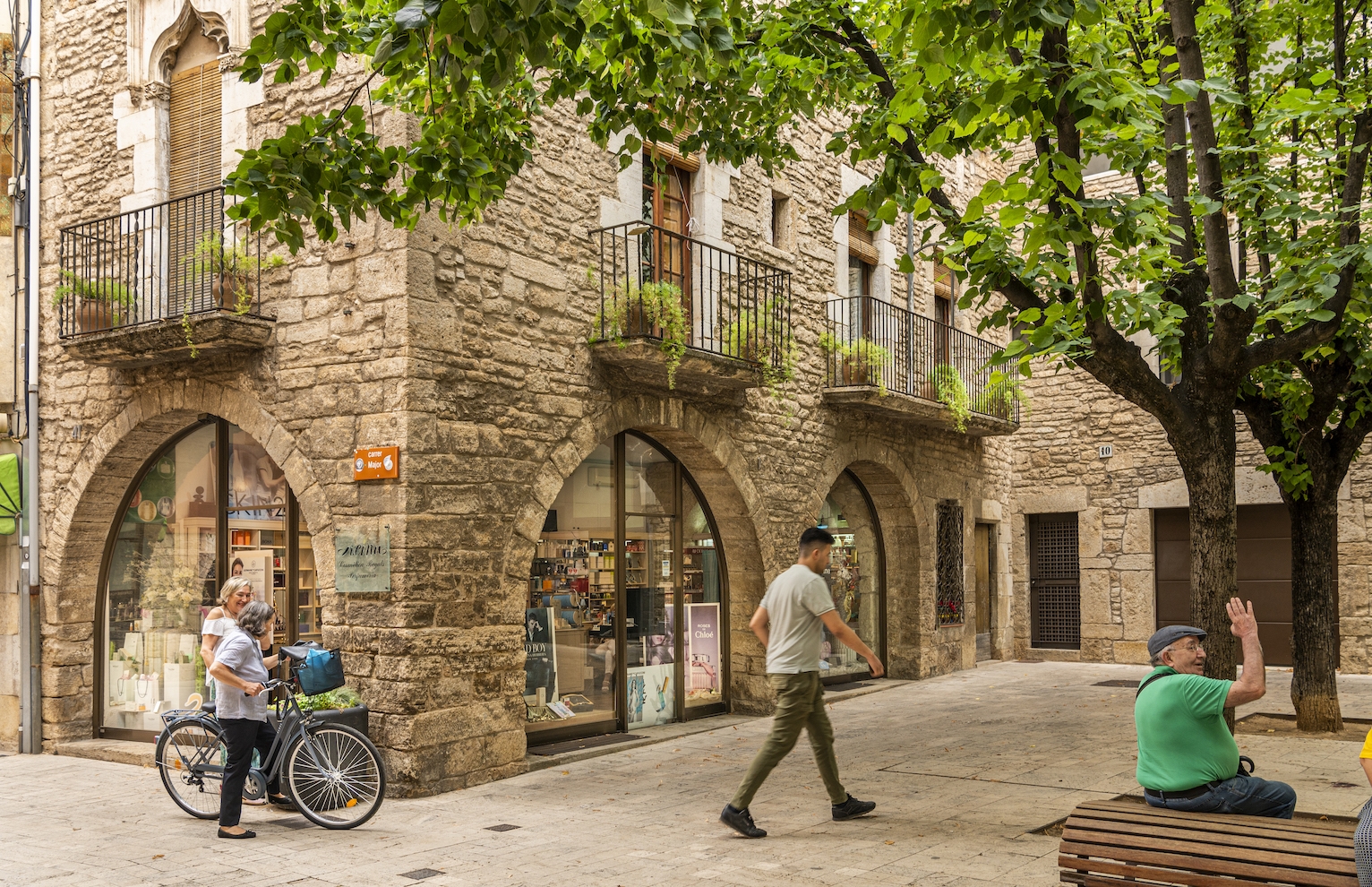  La plaça de la Font és un bonic racó del nucli històric de Banyoles. Hi destaca la casa Mirambell, amb els baixos porticats i uns finestrals del segle XVI