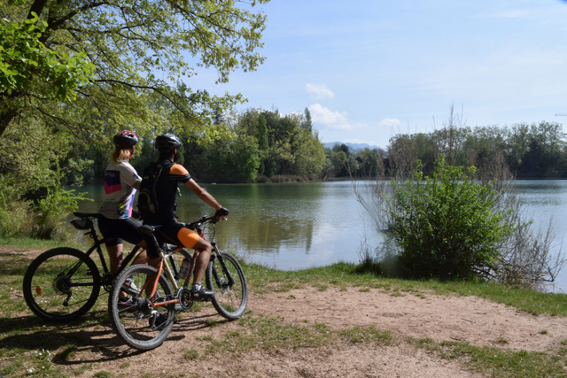 L'estany de Graugés [a dalt] és un dels atractius de la ruta, que recorre la plana del baix Berguedà.