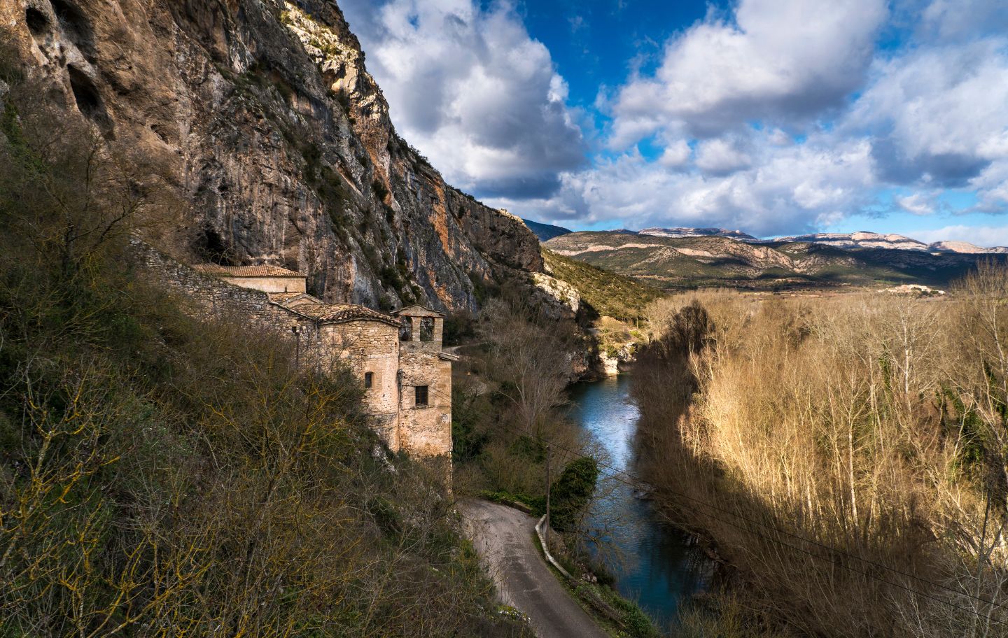Sota la balma d’un dels trams engorjats del Segre, trobem el santuari de la Mare de Déu del Salgar