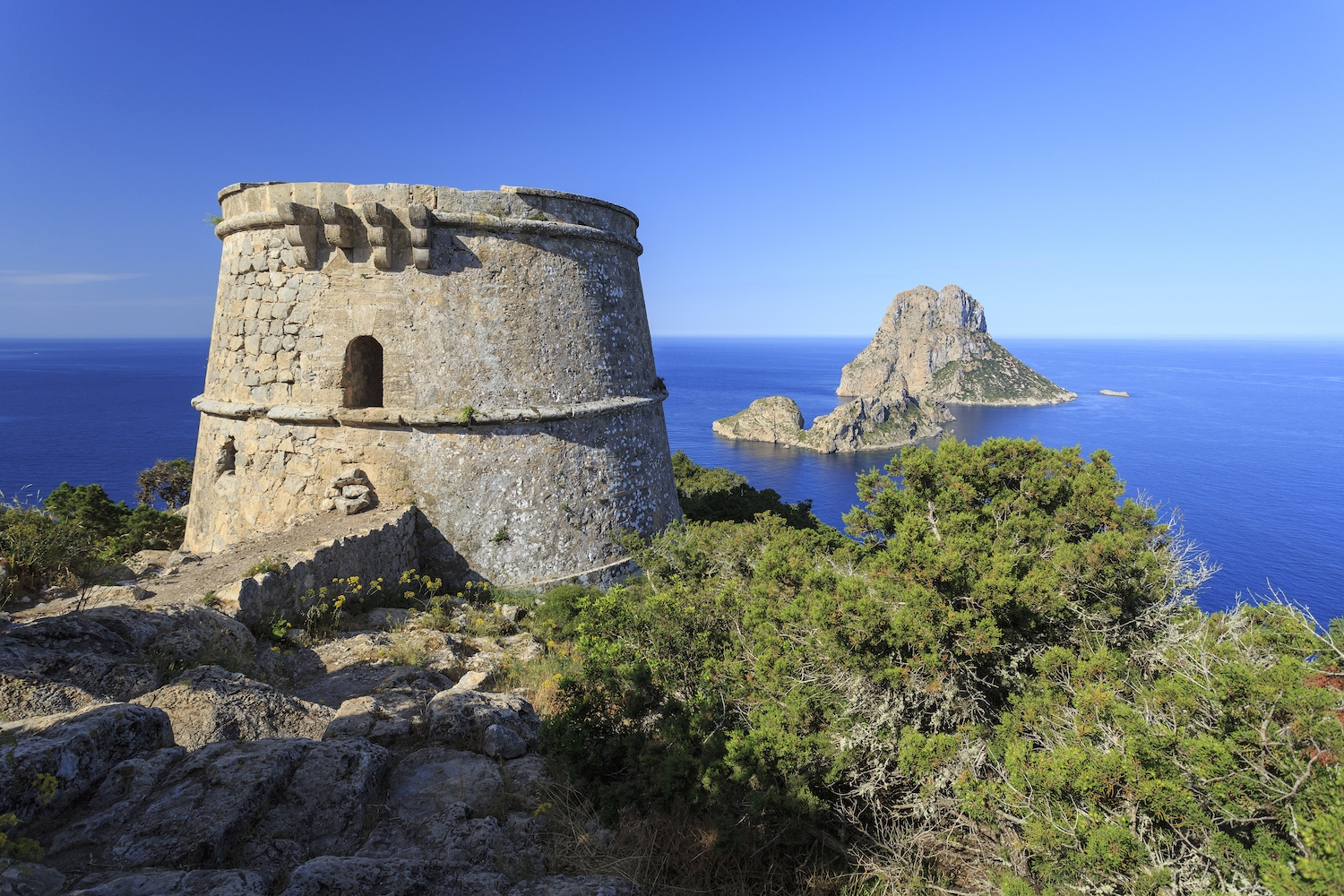 Des de la torre des Savinar hi ha una de les millors panoràmiques dels illots des Vedrà i es Vedranell