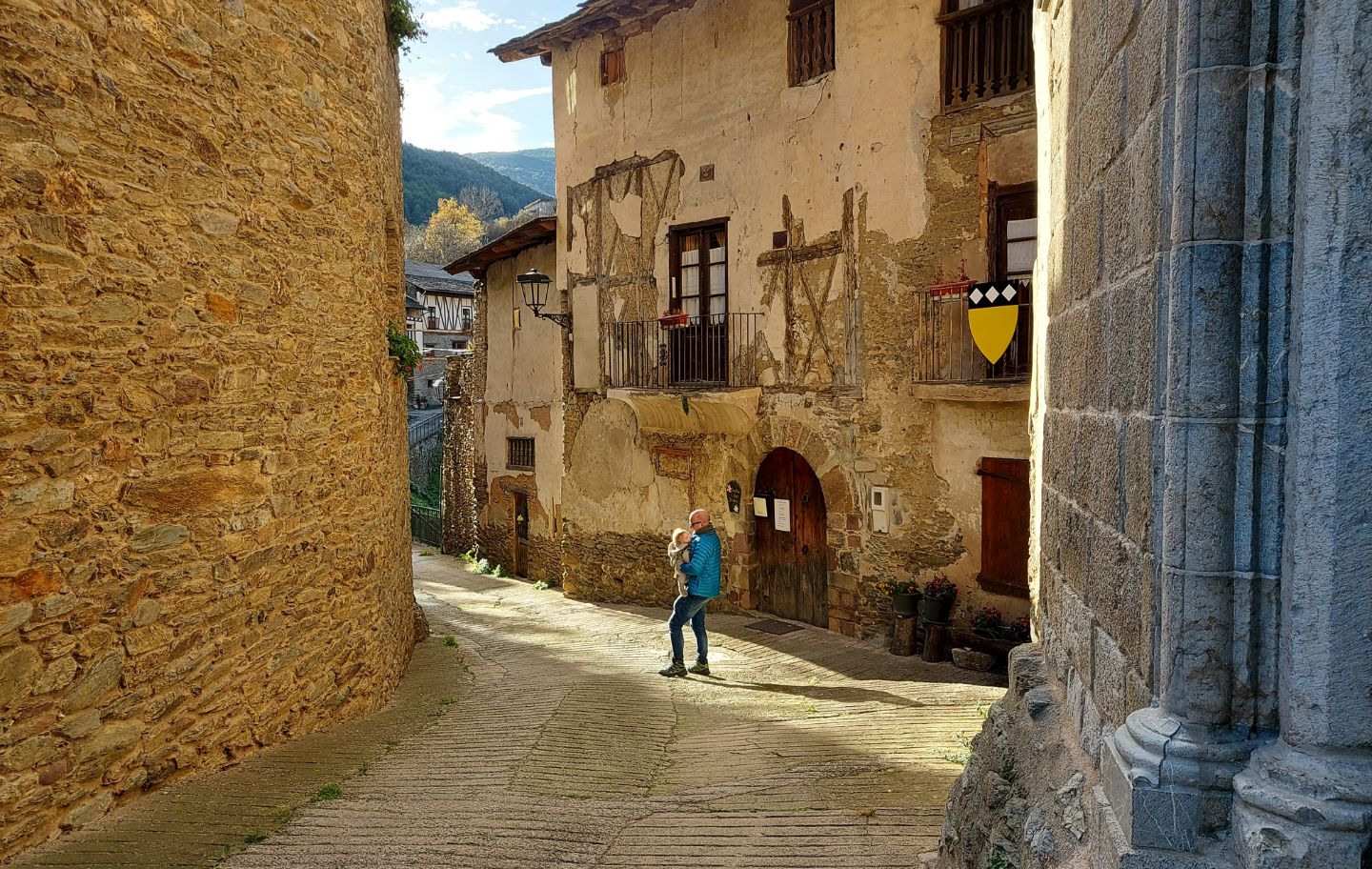 El carrer major de Castellbò arriba fina a la imponent col·legiata de Santa Maria El carrer major de Castellbò arriba fina a la imponent col·legiata de Santa Maria