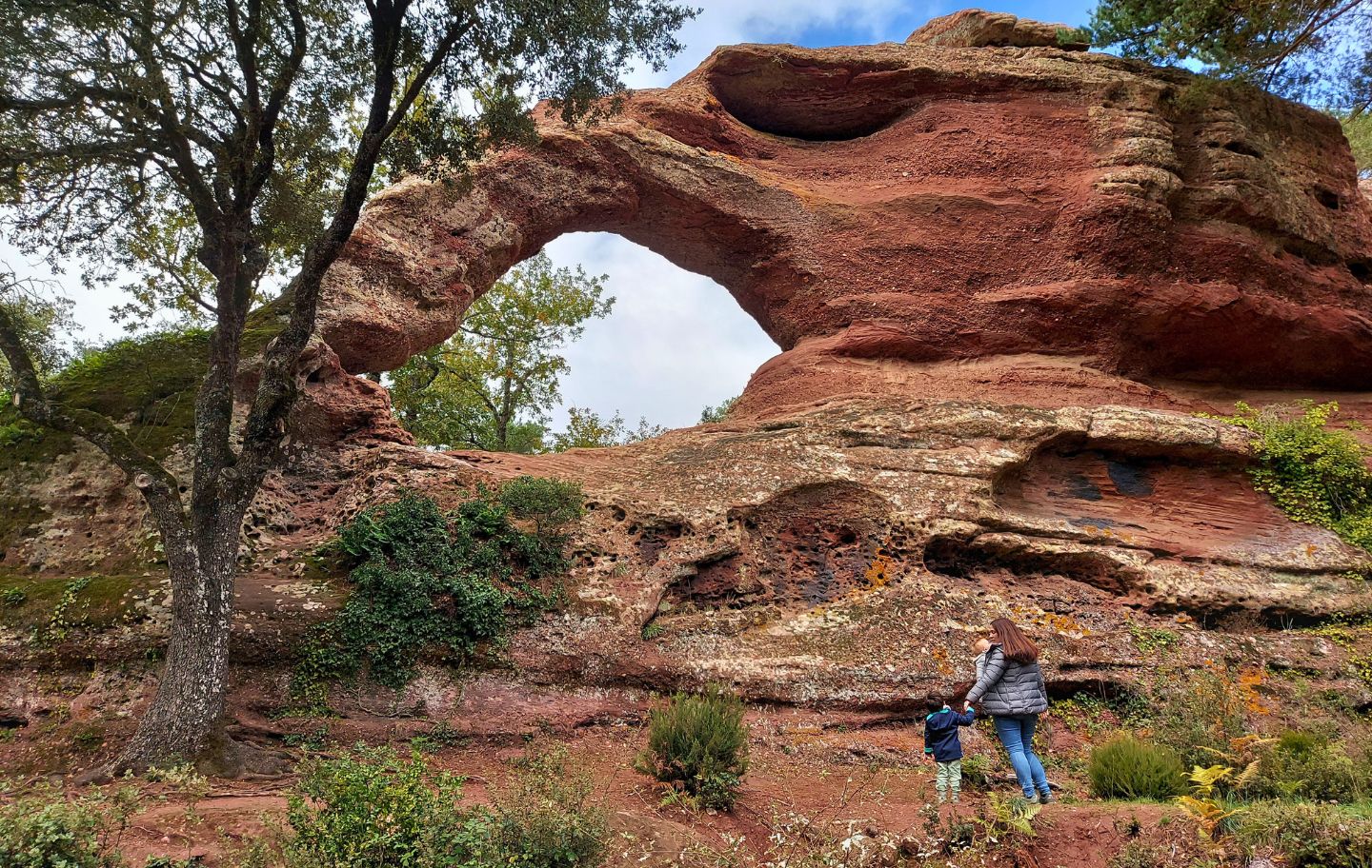 La ruta fins a la Roca Foradada és una de les excursions més emblemàtiques de les muntanyes de Prades La ruta fins a la Roca Foradada és una de les excursions més emblemàtiques de les muntanyes de Prades