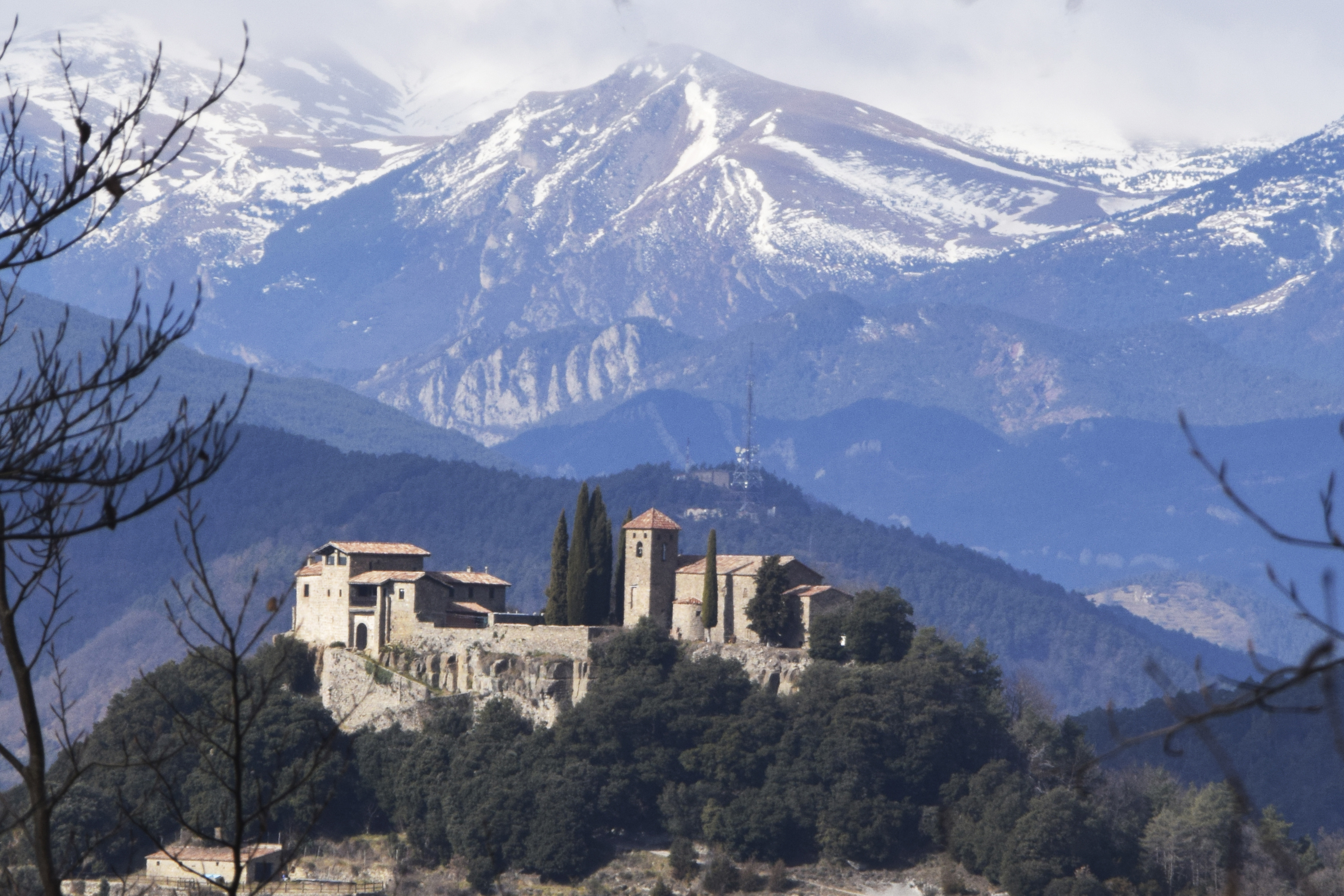 Pels dominis del castell de Llaés.