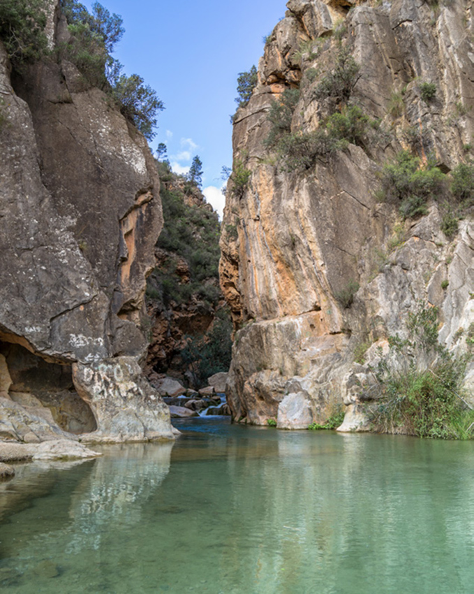 El riu Xelva és d’aigües clares i fresques; en aquest entorn hi ha La Playeta.