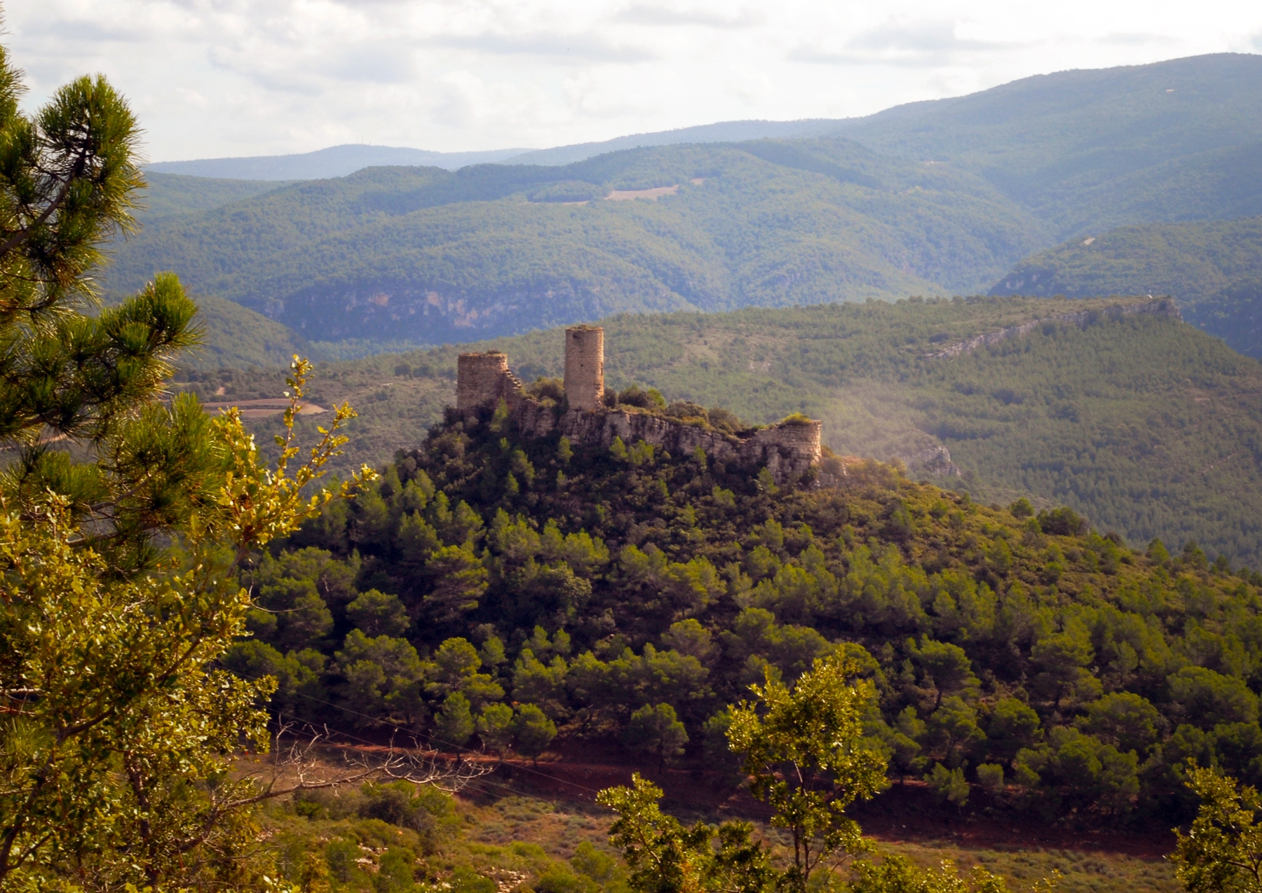 El castell de Saborella, amb la muralla i les torres que encara queden dempeus El castell de Saborella, amb la muralla i les torres que encara queden dempeus