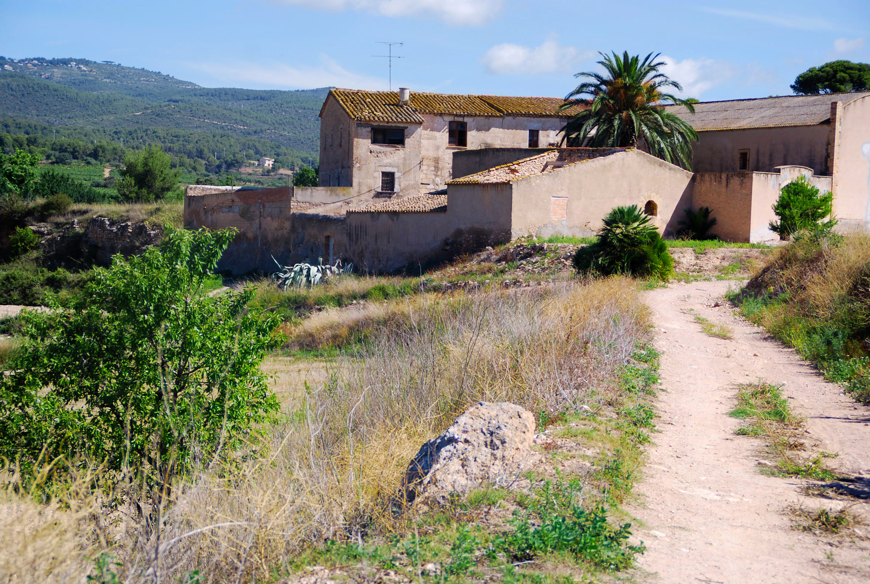 La masia de cal Porroig es troba al terme de Sant Jaume dels Domenys