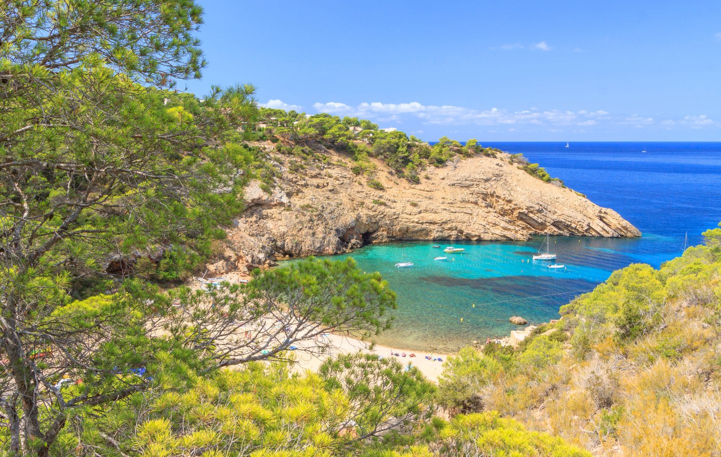 Cala Molí, una platja tranquil·la amb riba d’arena i grava i fons de sorra, pedra i posidònia.