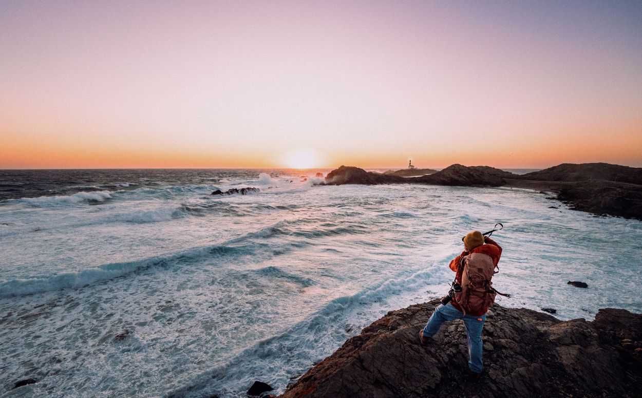 El sol surt per l’horitzó i la seva llum ja competeix amb la del far de Favàritx, situat a la costa nord de Menorca
