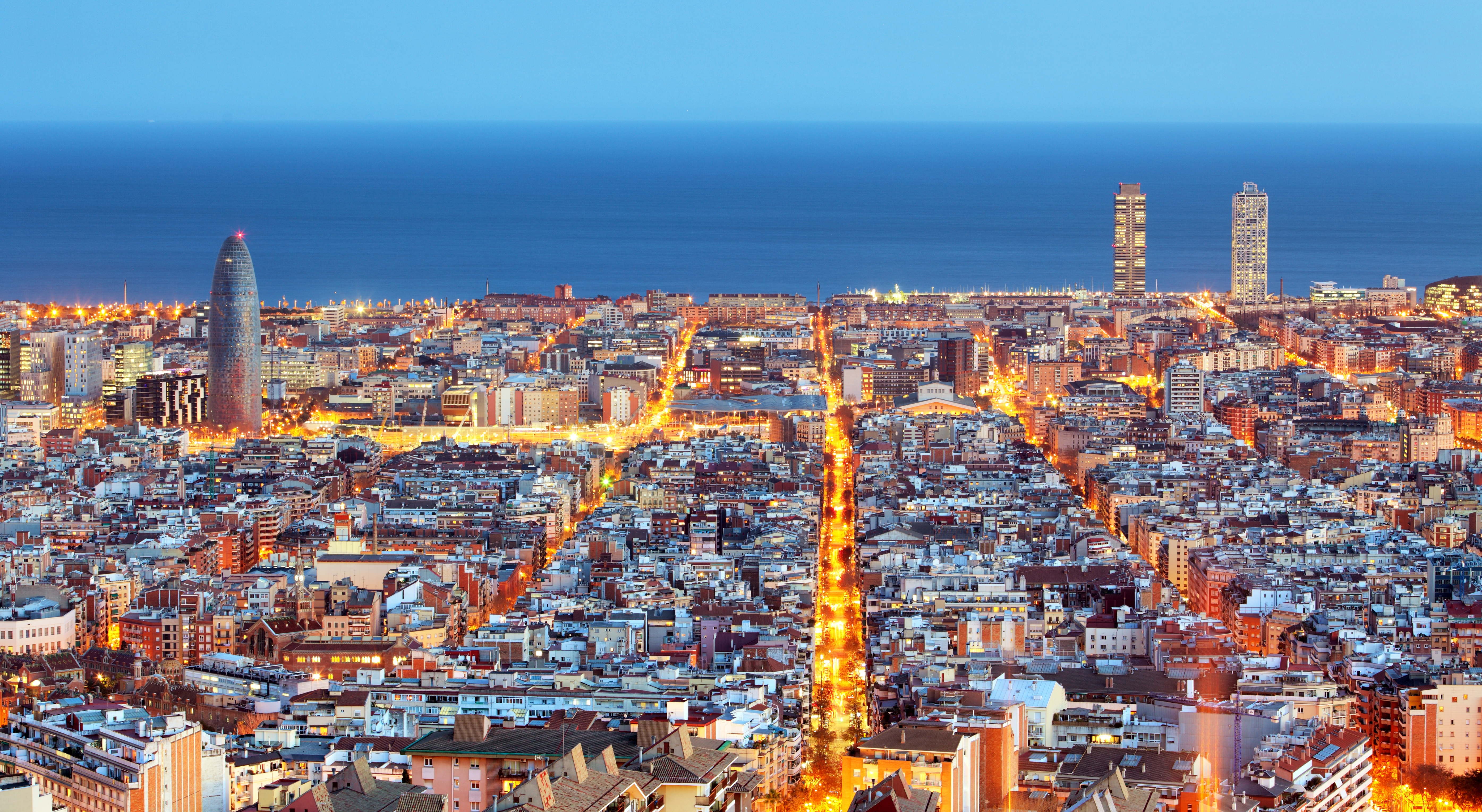 Vista aèria nocturna de la ciutat de Barcelona