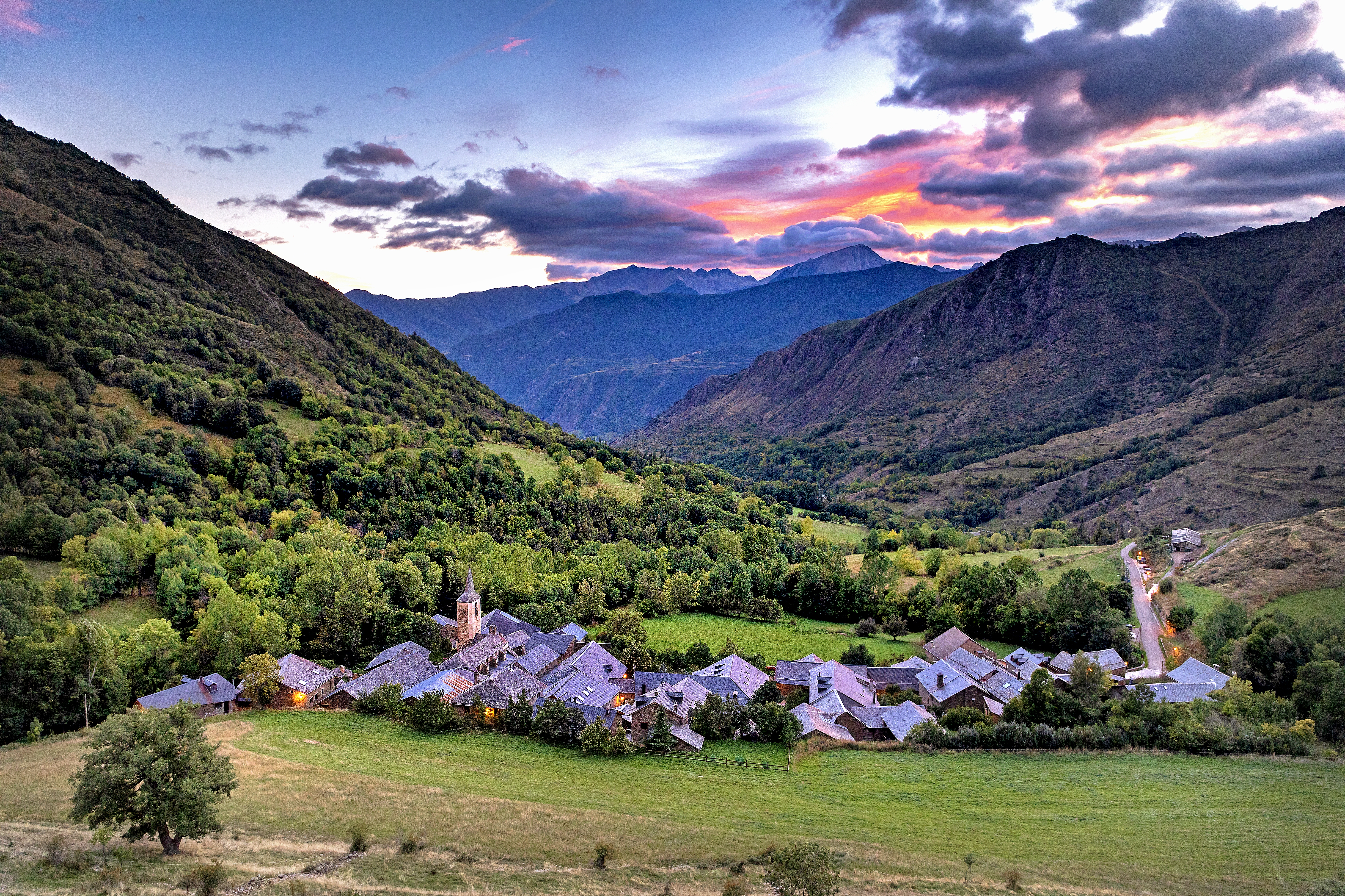 Vista de Gavàs, poble del terme municipal de La Guingueta d'Àneu, a la comarca del Pallars Sobirà