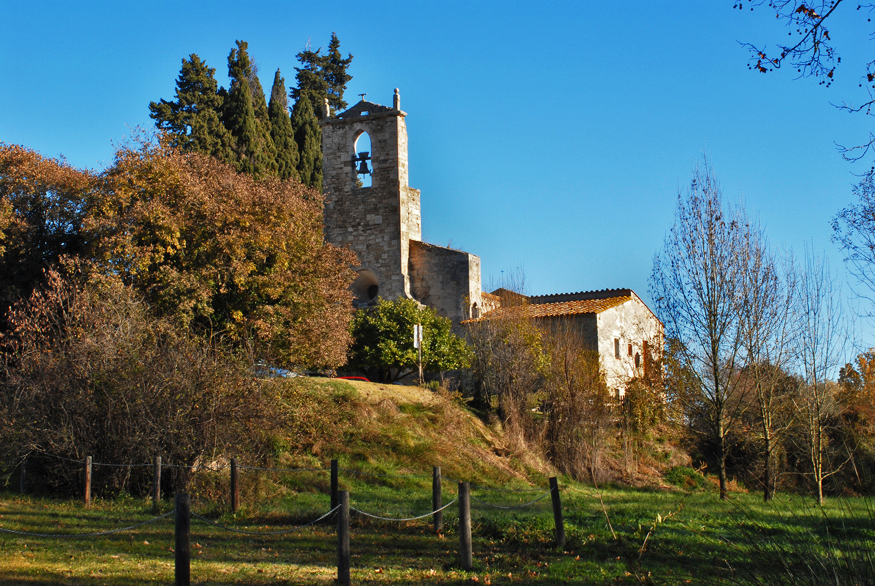 Santa Maria de Porqueres és una església romànica a tocar de l’estany