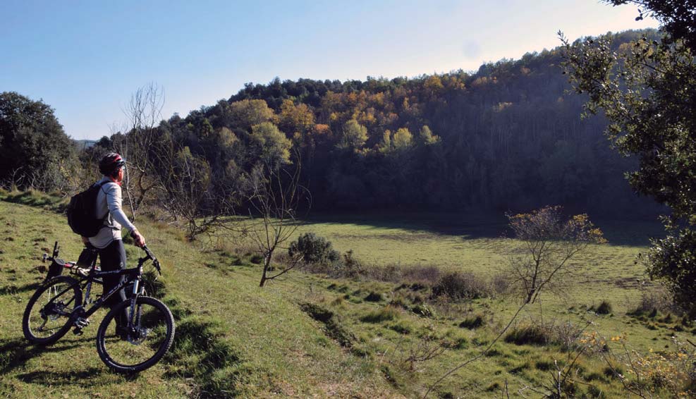 L'essència de la Garrotxa se sintetitza en aquest recorregut amb bicicleta per un territori feréstec i immerescudament desconegut.