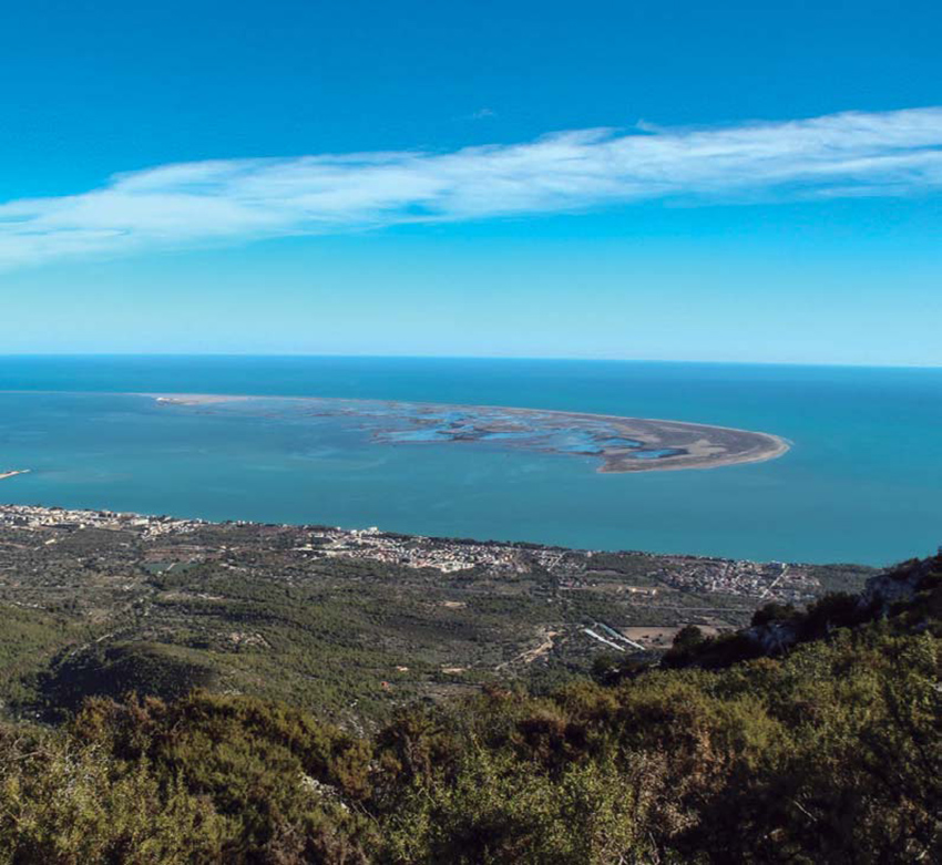 La punta de la Banya està unida al delta de l’Ebre per la barra del Trabucador.