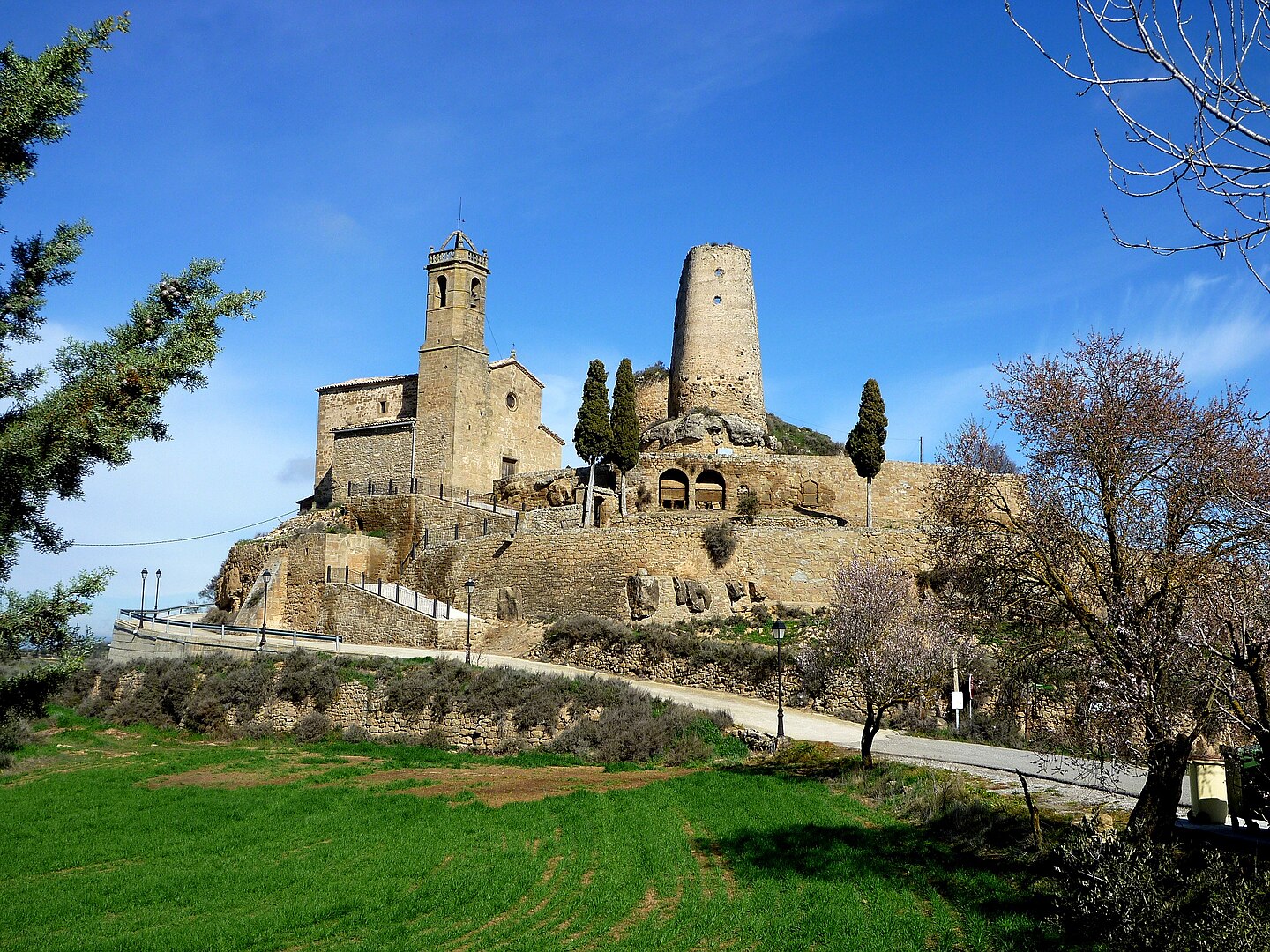 El conjunt de Lloberola està format per l’antic castell i una torre trapezoïdal