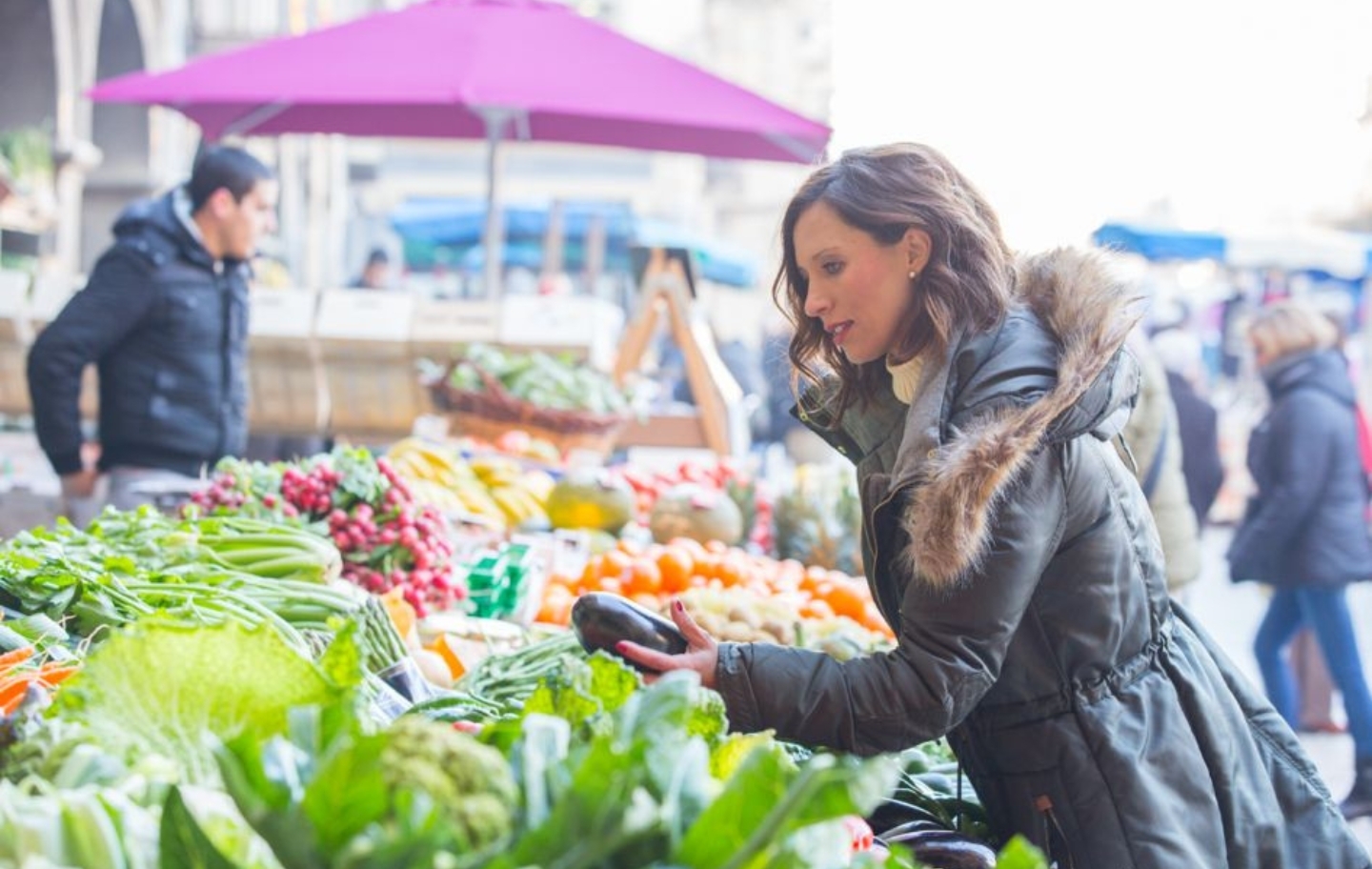 Mercat de Vic, a Paisatges Barcelona, on es troben una gran varietat de productes, a més de la llonganissa i el fuet Mercat de Vic, a Paisatges Barcelona, on es troben una gran varietat de productes, a més de la llonganissa i el fuet