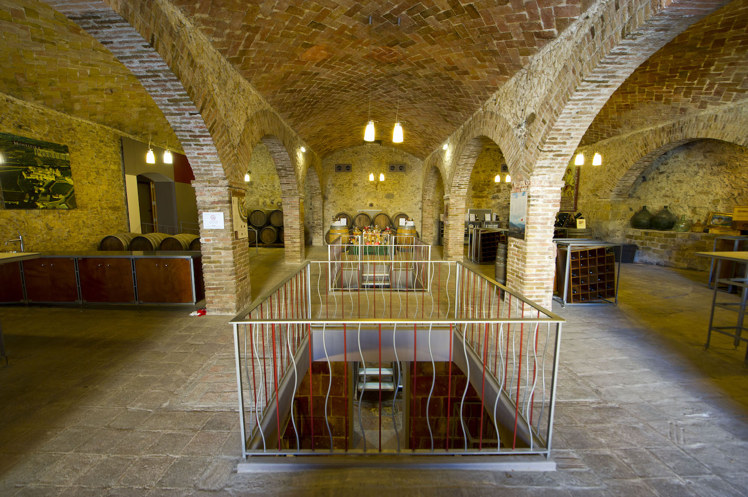 El celler Abadia de Poblet, que conserva les voltes catalanes i els arcs del segle XIX