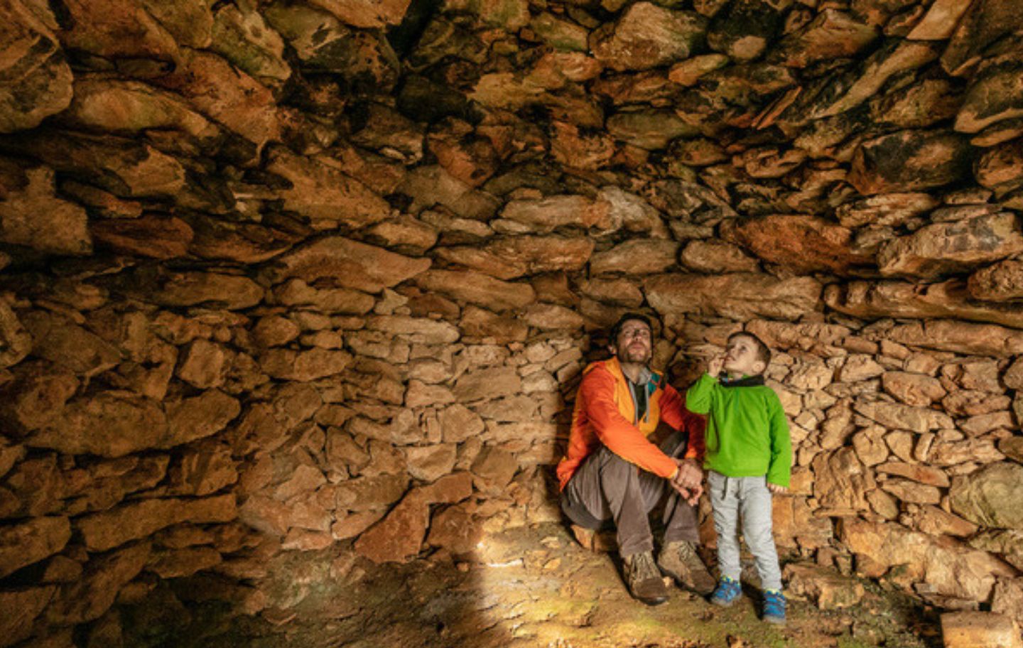 Interior d’una barraca de pedra seca a Capçanes Interior d’una barraca de pedra seca a Capçanes