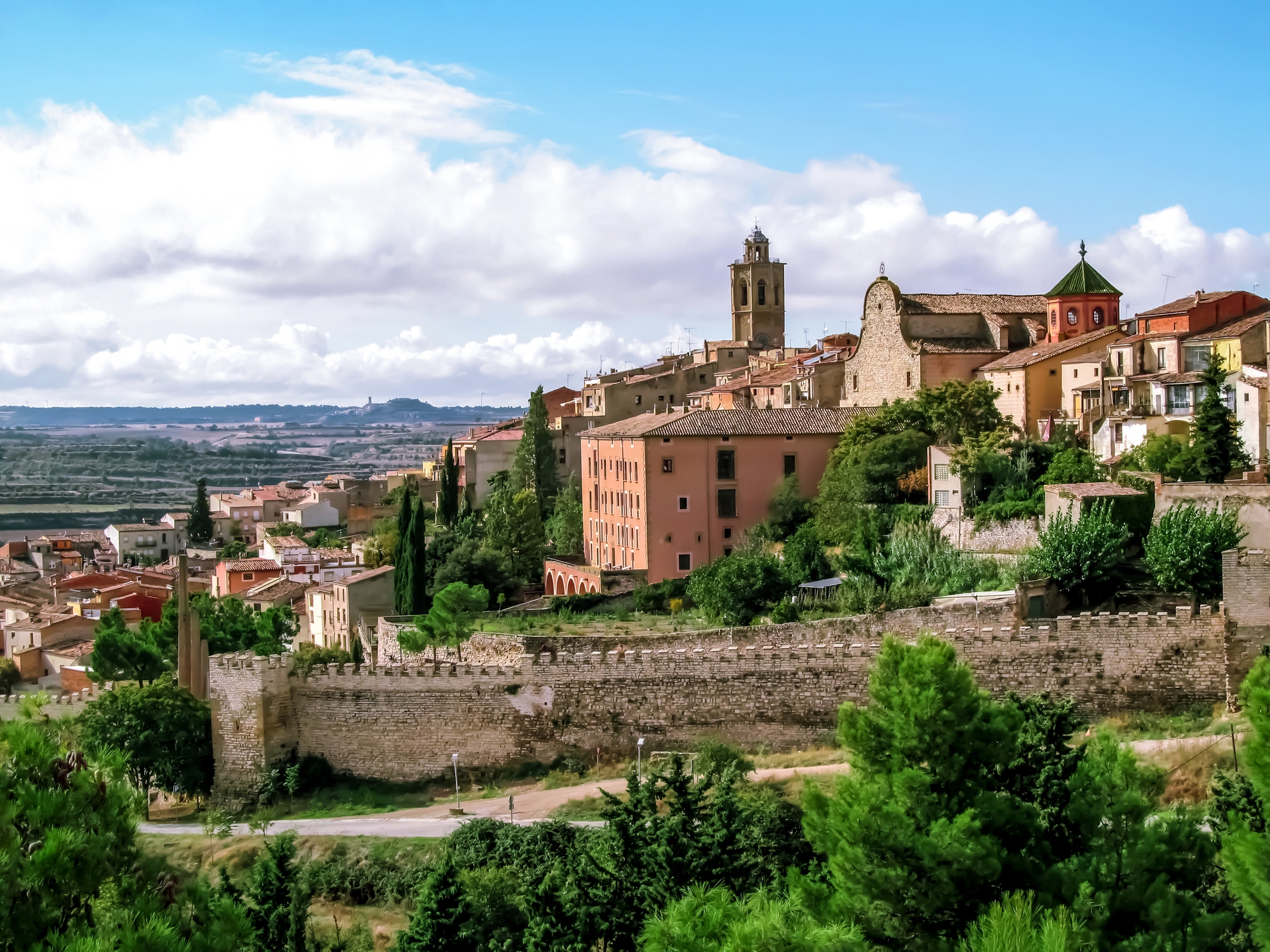 La ciutat de Cervera abraçada per la seva muralla i amb el campanar de Santa Maria custodiant la vila