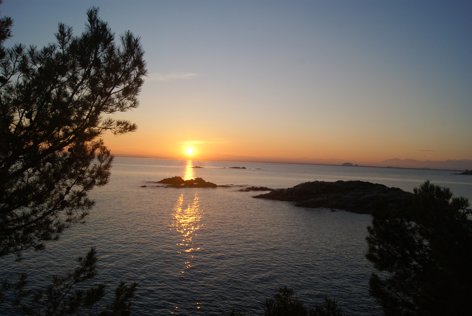 El sol es pon durant la passejada. Al fons podem distingir el massís de Montgrí.