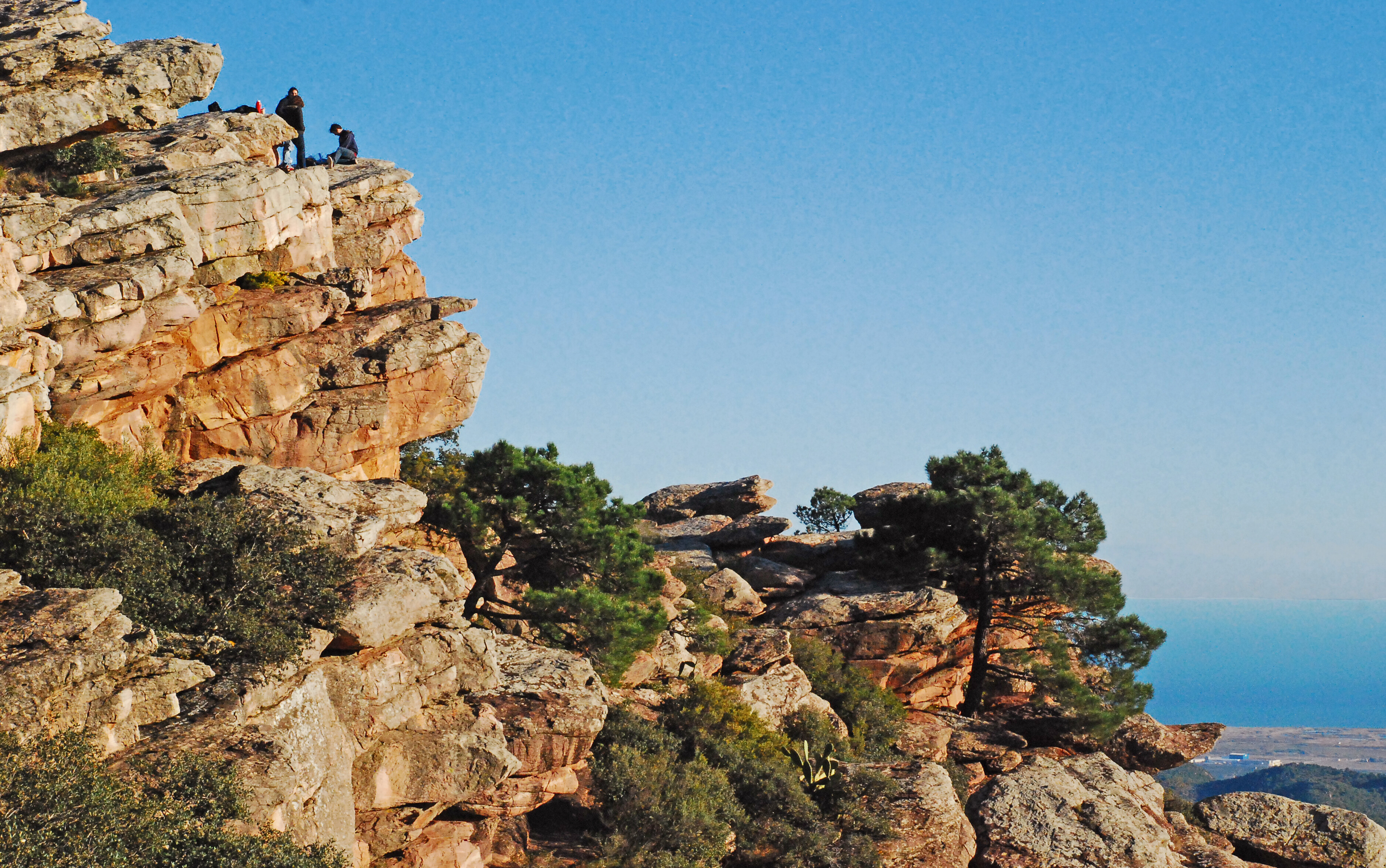 Fem el cim del Garbí, la balconada sobre la vall del Palància