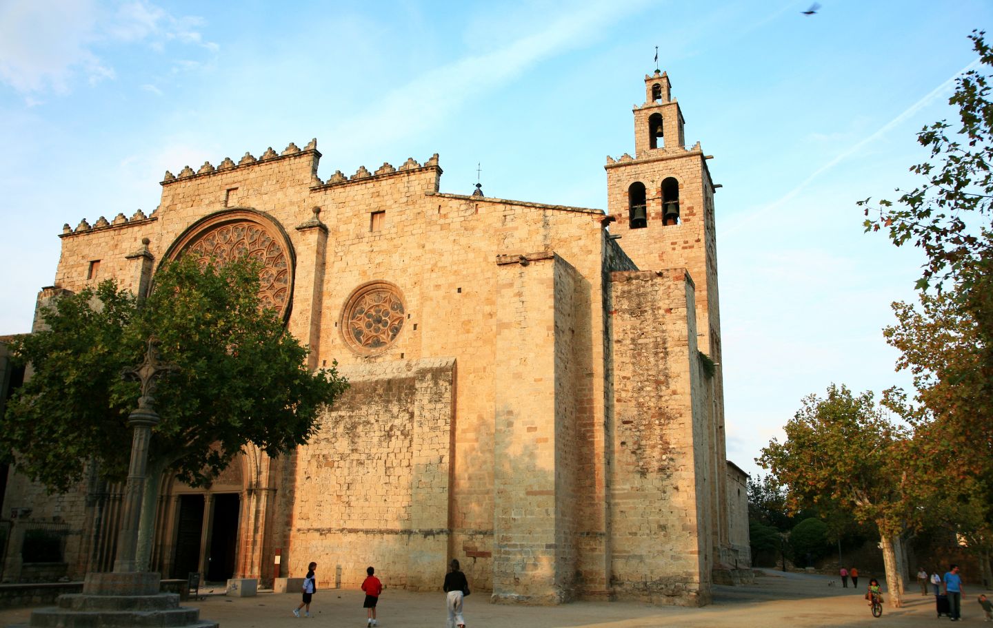 La façana de l’església del monestir de Sant Cugat està centrada per una gran rosassa que il·lumina la nau central.