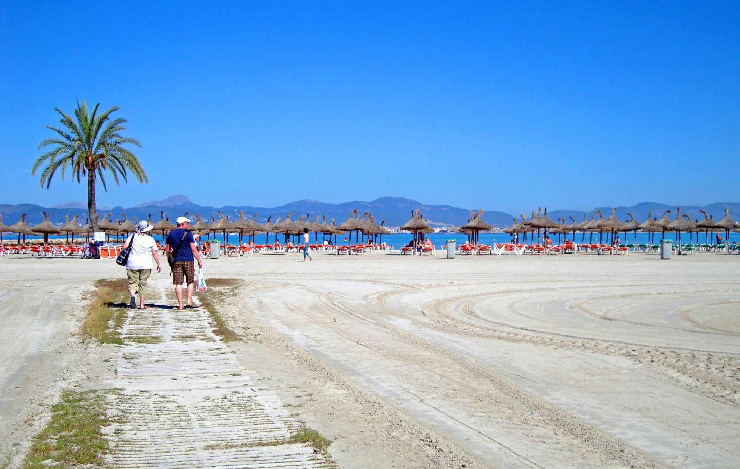 La platja de s’Arenal, de 4 km de longitud, es troba entre els municipis de Llucmajor i Palma. La platja de s’Arenal, de 4 km de longitud, es troba entre els municipis de Llucmajor i Palma.