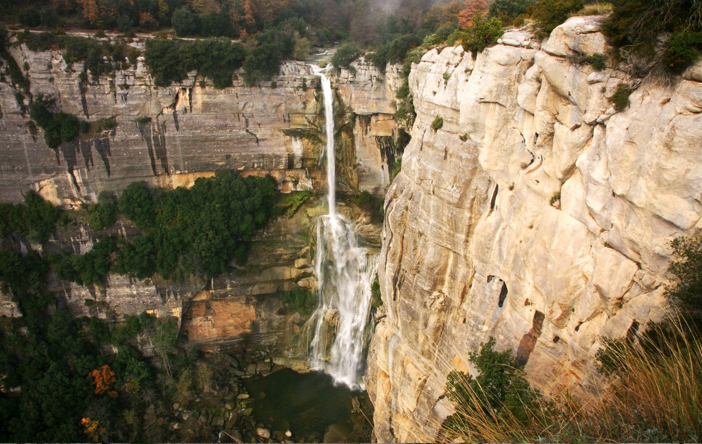 Des d’un mirador que hi ha a 300 m del salt de Sallent es poden fer fantàstiques fotografies de la cascada.