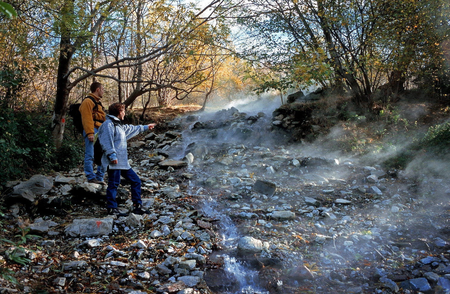 A Prats de Balaguer, al terme de Fontpedrosa, hi ha un torrent d’aigua calenta enmig del bosc