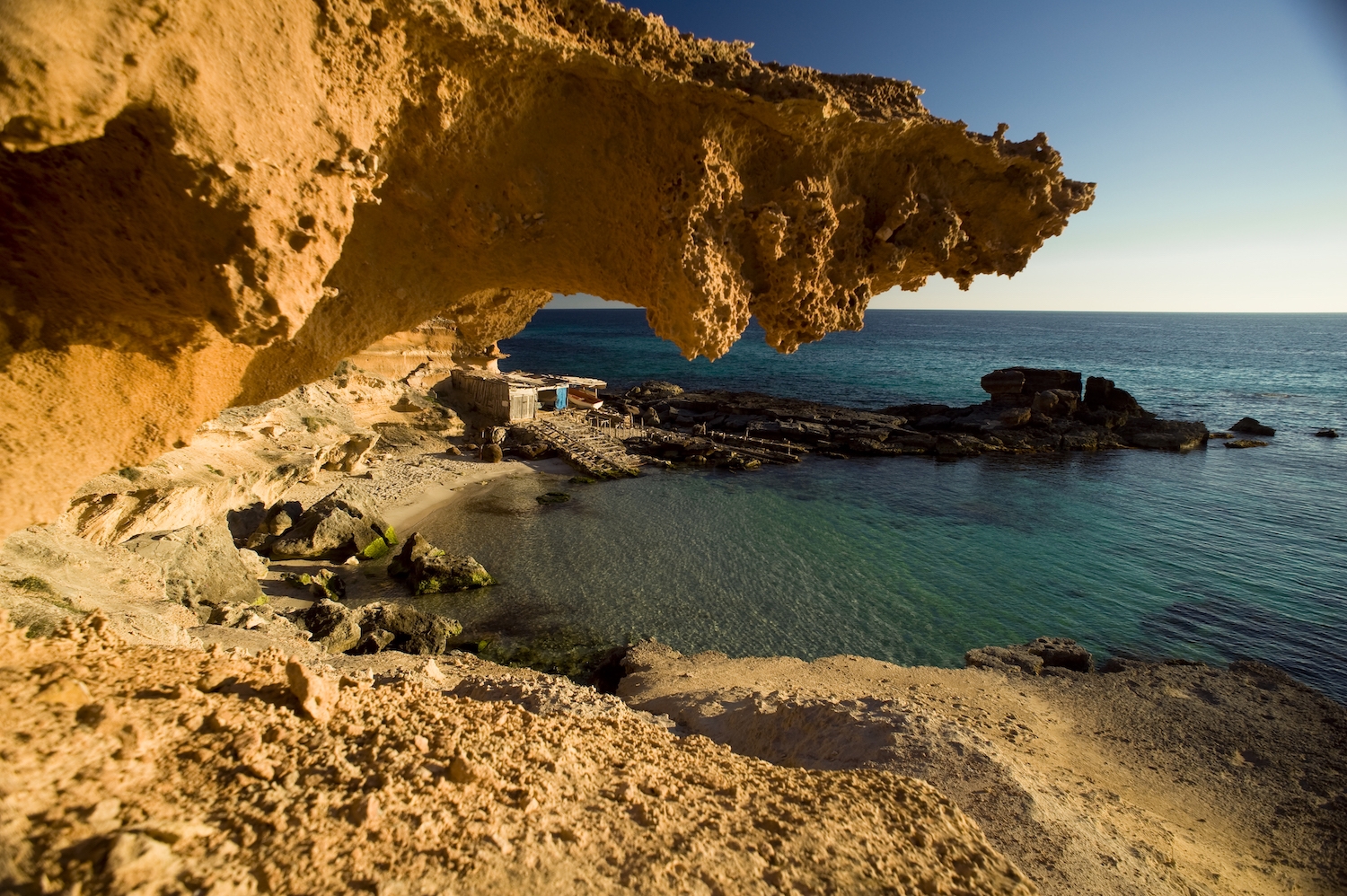 Es Caló és un refugi íntim entre roca i mar, on la llum del capvespre transforma el paisatge