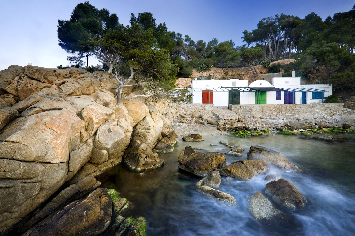 La singular barraca d’en Dalí i la popular cala s'Alguer