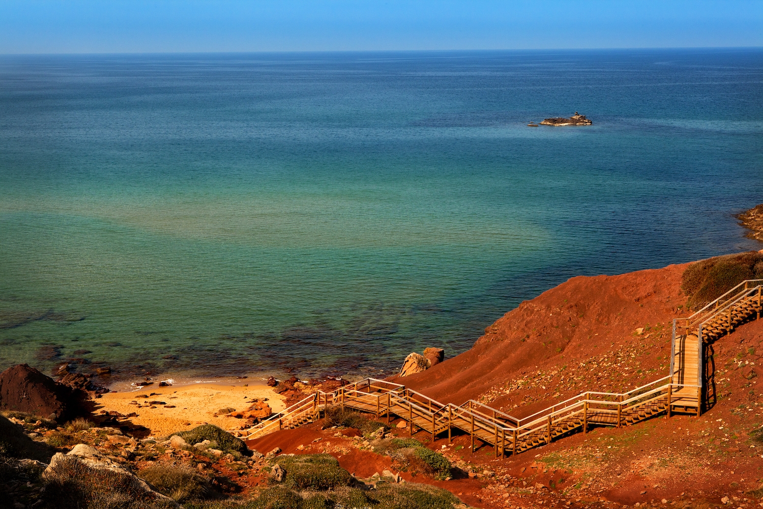 La platja del Pilar combina l'or de l'arena i els blaus del cel i el mar