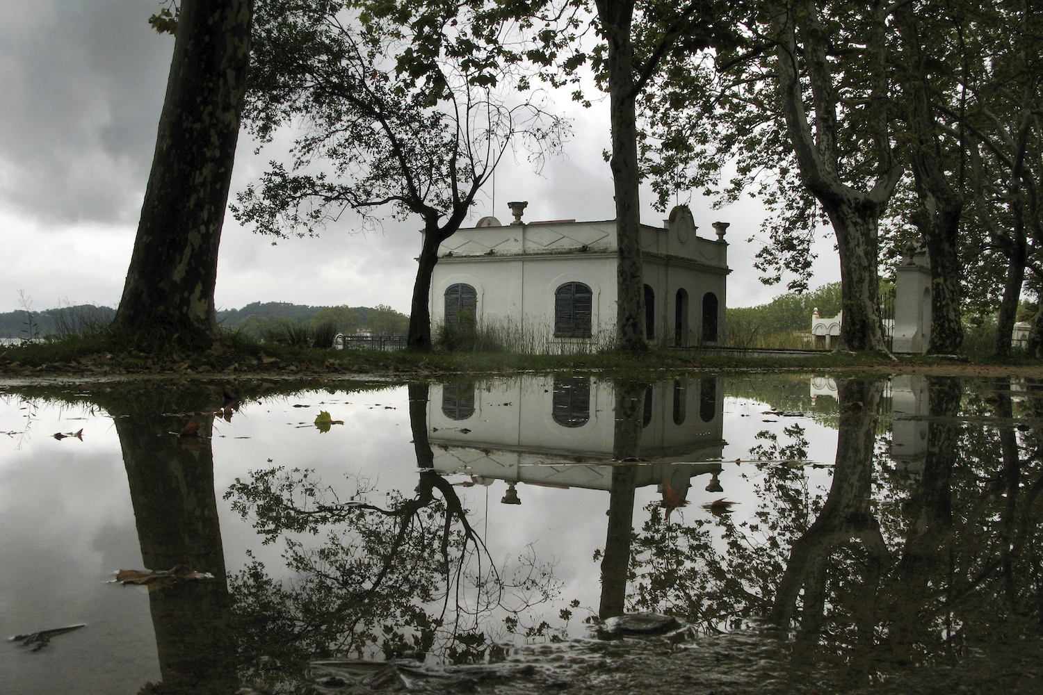 En períodes de pluges molt importants, els aqüífers i els canals subterranis que alimenten la conca lacustre de l'estany de Banyoles