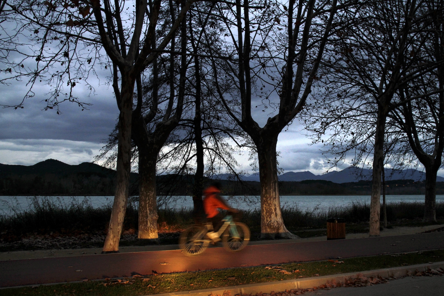 L'estany de Banyoles reposa després dels mesos de calor.